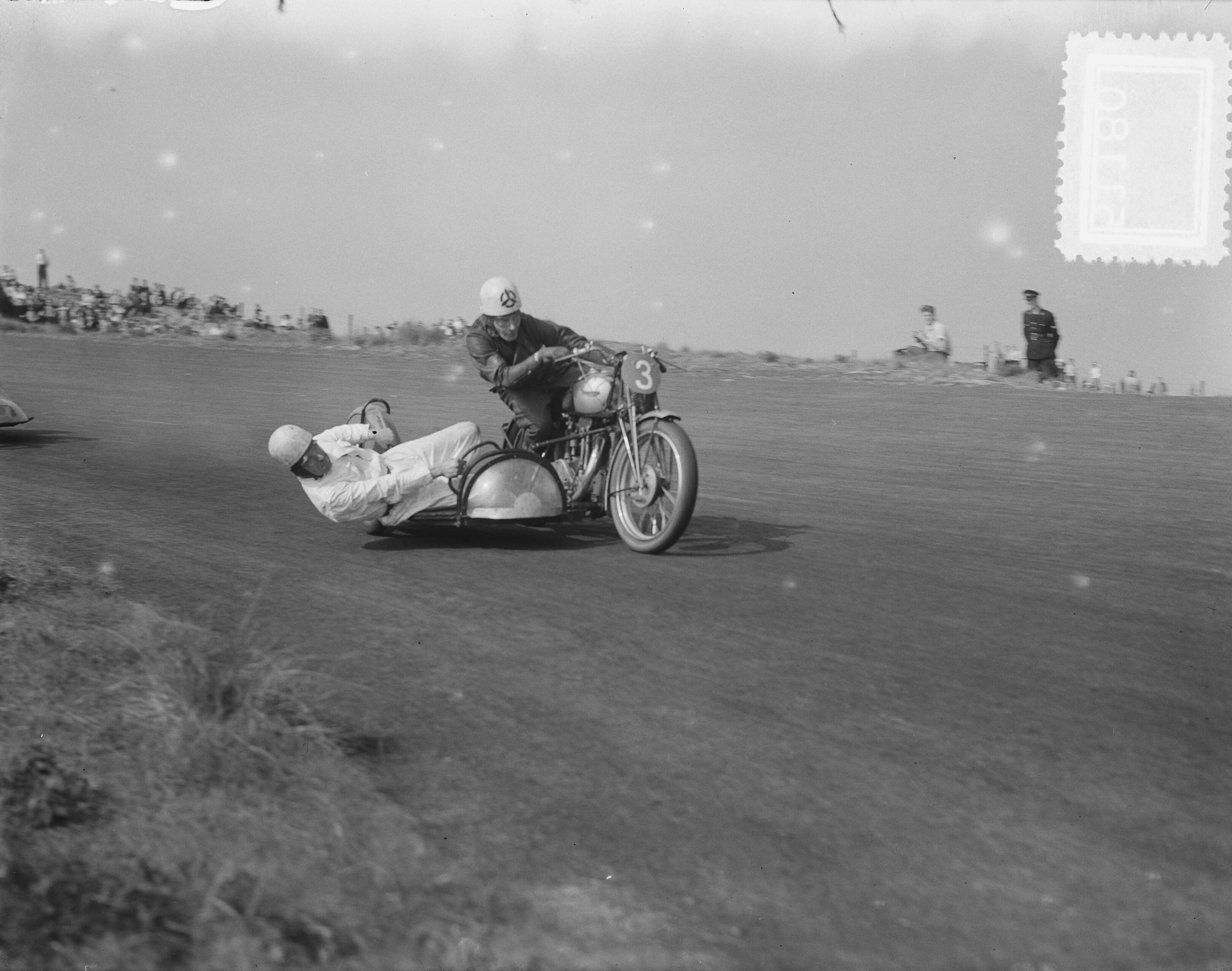 Motorraces op het circuit van Zandvoort — Motorraces op het circuit van Zandvoort. Zijspannen — Foto: Bilsen, Joop van / Anefo. Licentie: Set B: Rechtenvrij / Publiek Domein. Bron: Nationaal Archief. http://hdl.handle.net/10648/a8f9fcf8-d0b4-102d-bcf8-003048976d84
