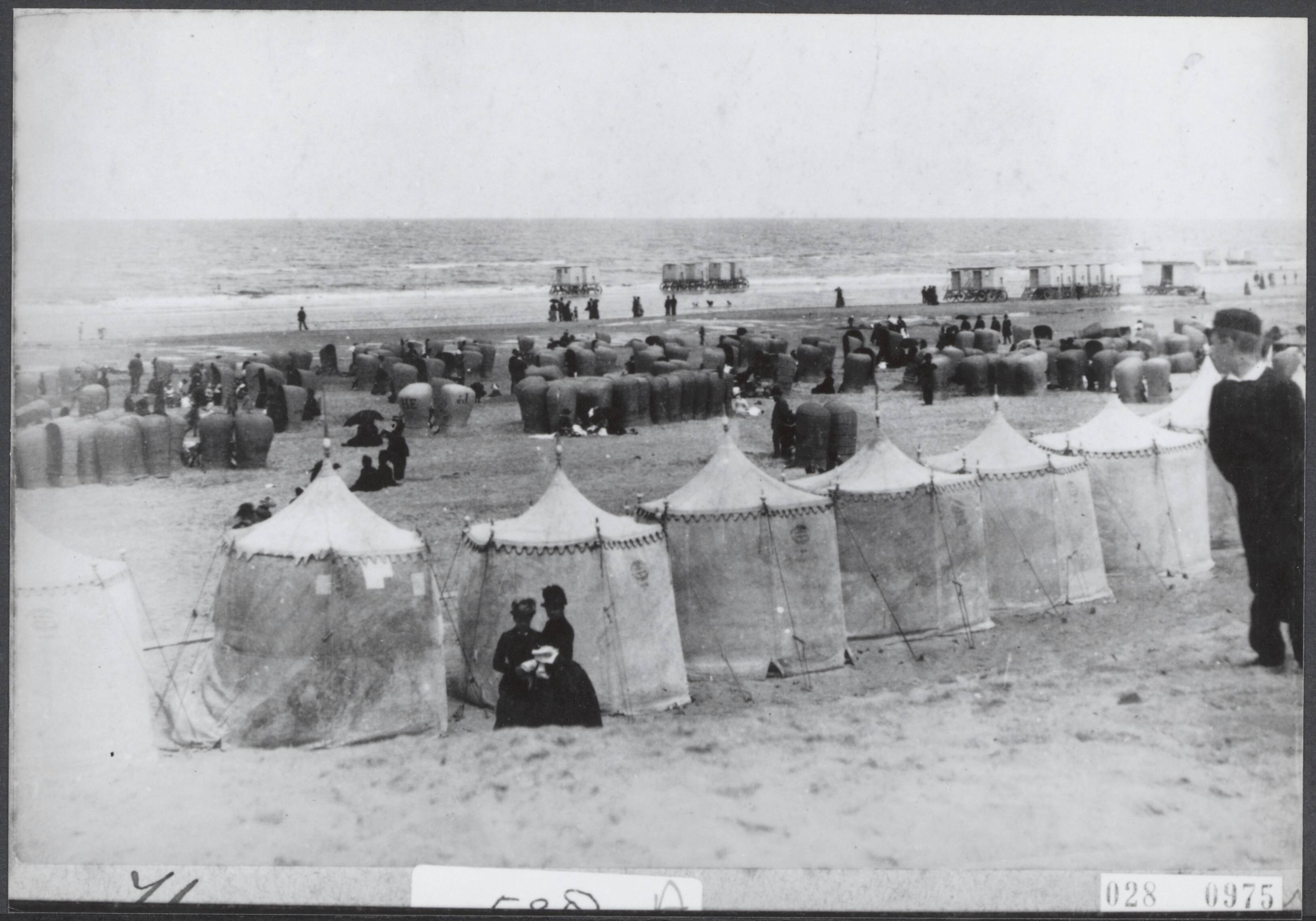 Fotocollectie Elsevier Binnenland — Scheveningen. Strand — Foto: Onbekend / Publiek Domein of Rechtenvrij. Licentie: Set B: Rechtenvrij / Publiek Domein. Bron: Nationaal Archief. http://hdl.handle.net/10648/addf67d0-d0b4-102d-bcf8-003048976d84