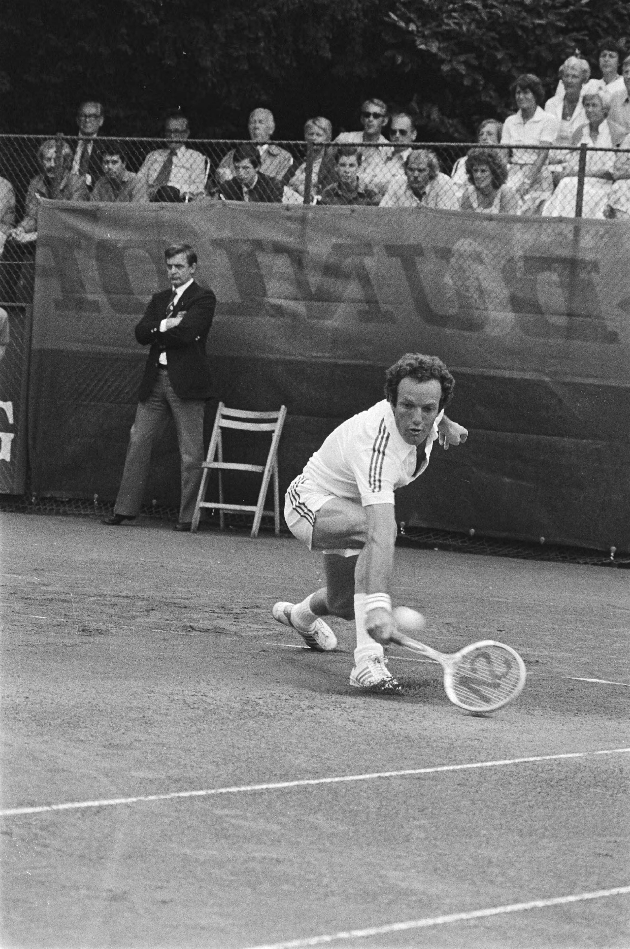 Fotocollectie Anefo — Tennistoernooi Melkhuisje Hilversum; Tom Okker in actie — Foto: Suyk, Koen / Anefo. Licentie: Set B: Rechtenvrij / Publiek Domein. Bron: Nationaal Archief. http://hdl.handle.net/10648/acb93ffc-d0b4-102d-bcf8-003048976d84
