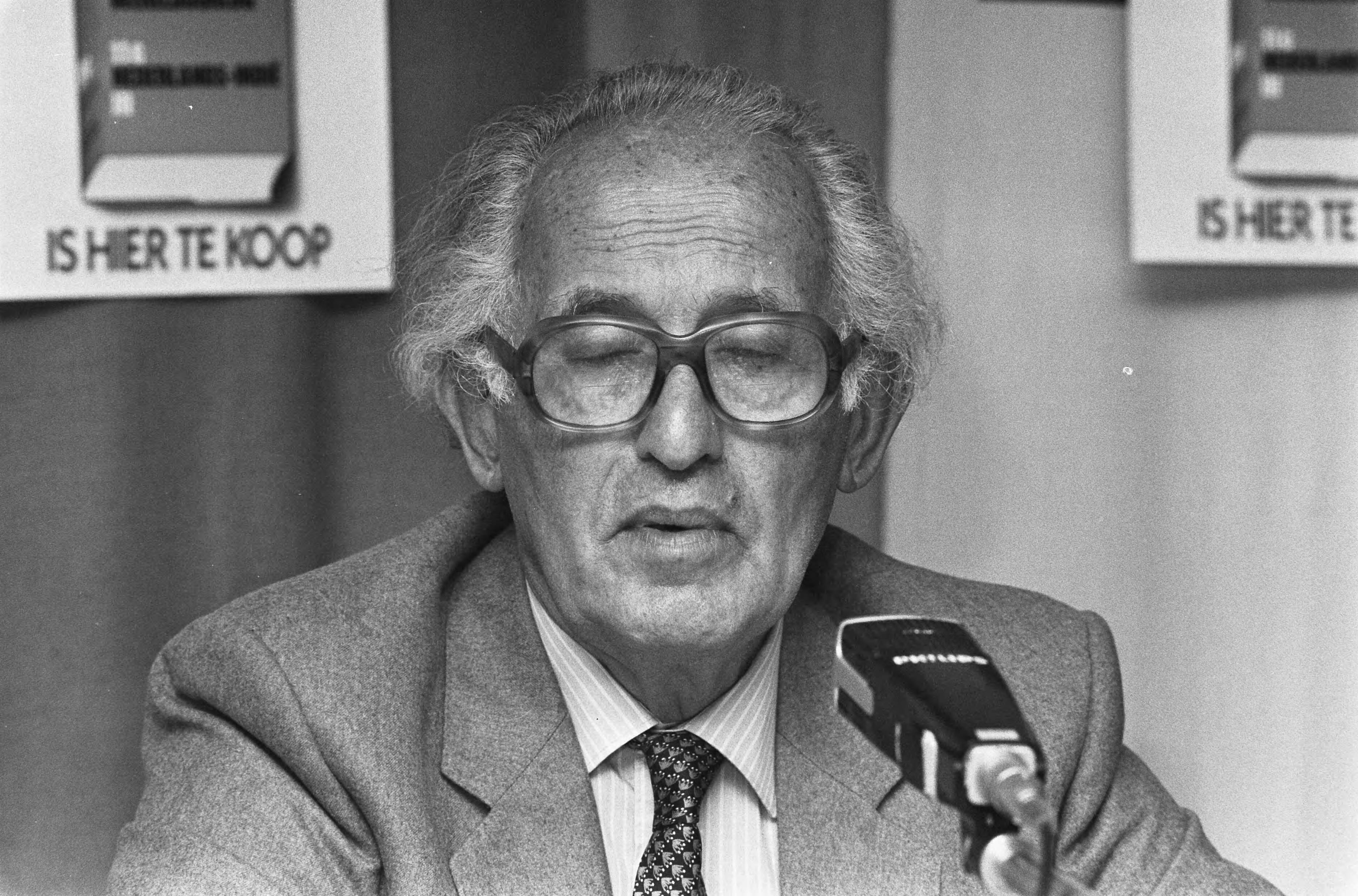 Fotocollectie Anefo — Dr. L. de Jong presenteert in Den Haag deel 11c van "Het Koninkrijk der Nederlanden in de Tweede Wereldoorlog dr. L. de Jong , kop — Foto: Gerrits, Roland / Anefo. Licentie: Set B: Rechtenvrij / Publiek Domein. Bron: Nationaal Archief. http://hdl.handle.net/10648/ad58a272-d0b4-102d-bcf8-003048976d84