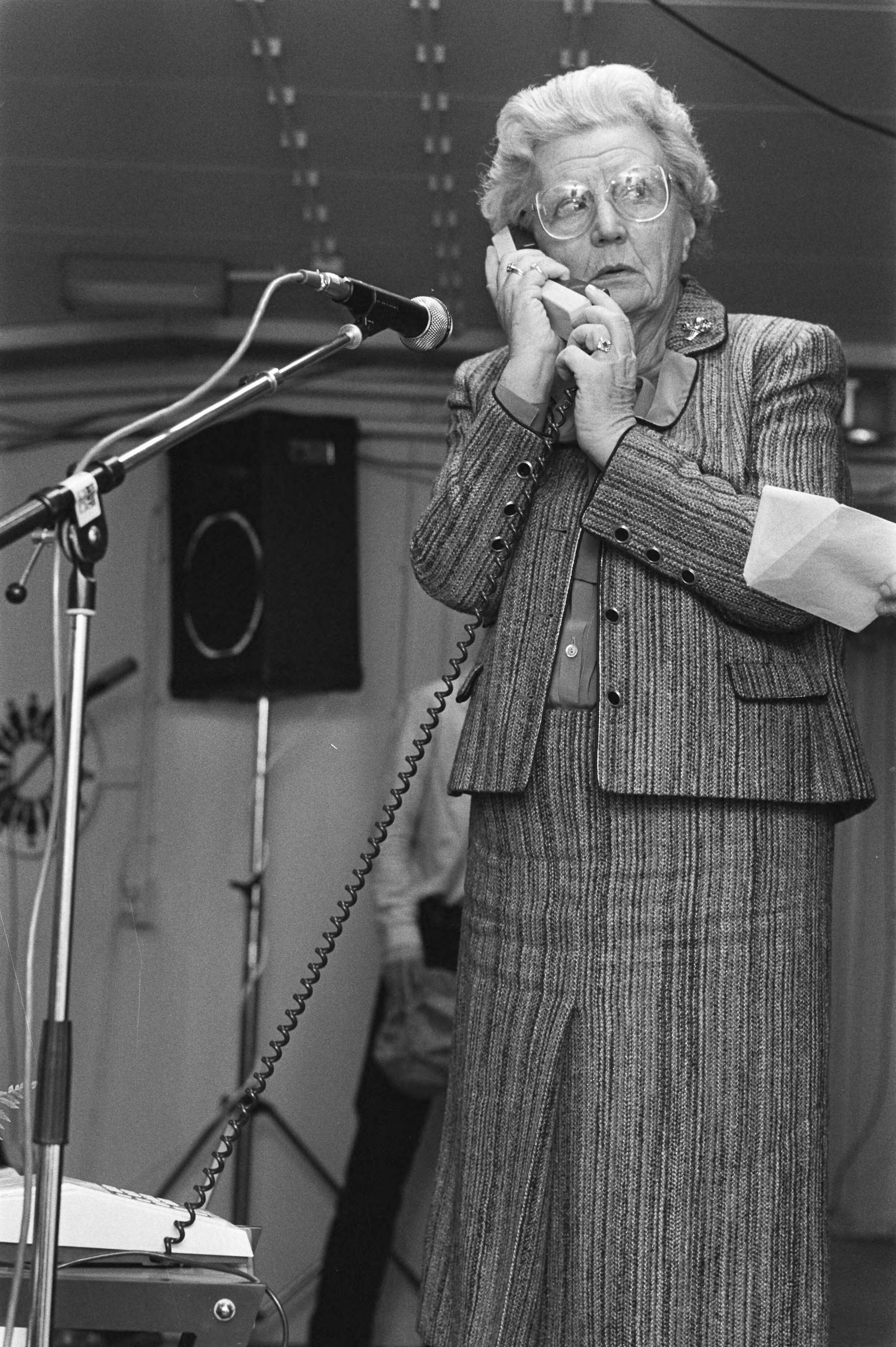 Fotocollectie Anefo — Juliana opent in Utrecht info-centrum Stichting Informatie en Documentatie t.b.v. het gehandicapt kind en ouders — Foto: Croes, Rob C. / Anefo. Licentie: Set B: Rechtenvrij / Publiek Domein. Bron: Nationaal Archief. http://hdl.handle.net/10648/ad0b8884-d0b4-102d-bcf8-003048976d84