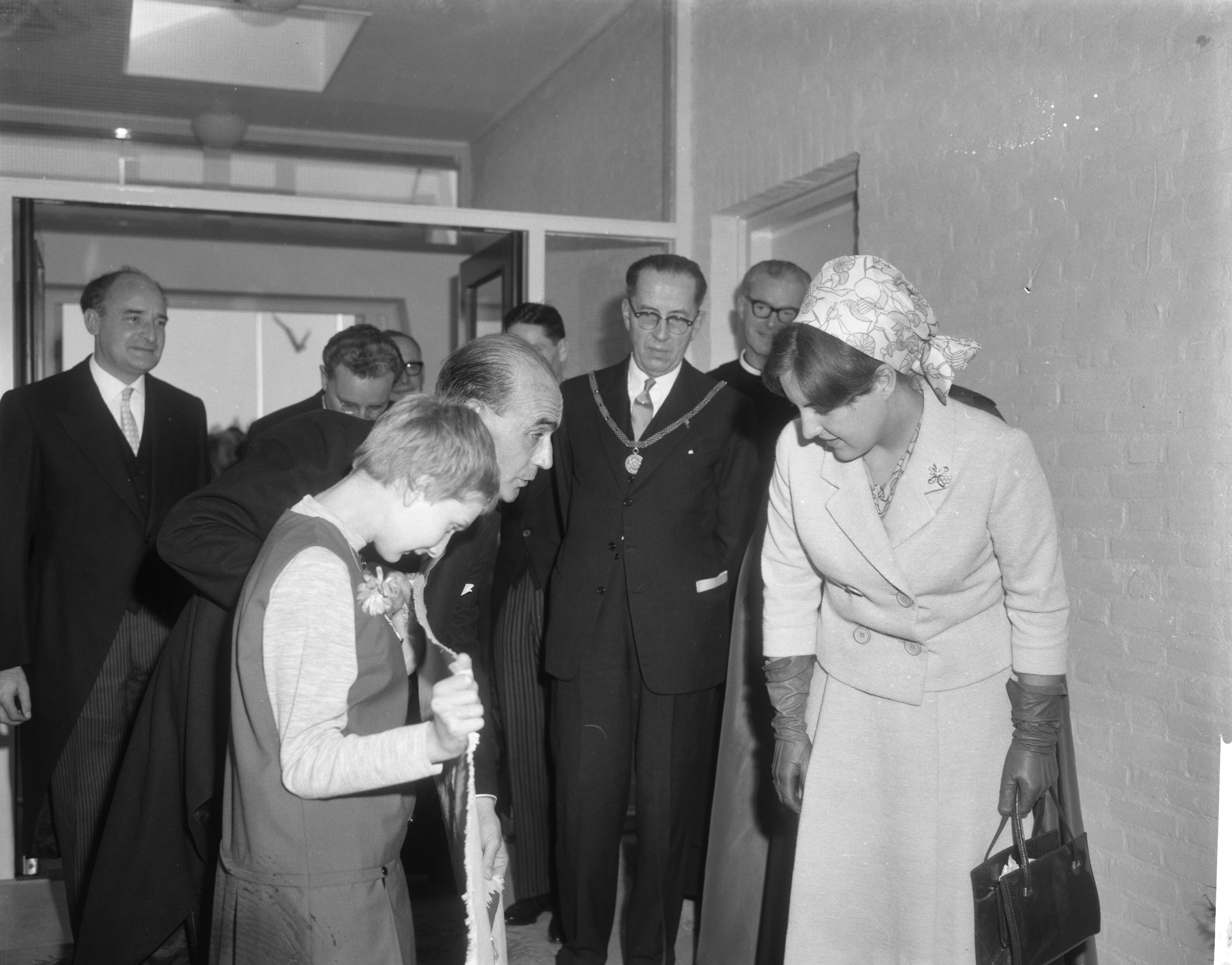 Fotocollectie Anefo — Prinses Margriet heeft in Maastricht de BLO-school Jan Baptist geopend. Een der pupillen bied een geschenk aan, een door haarzelf vervaardigde geborduurde wandlap — Foto: Bilsen, Joop van / Anefo. Licentie: Set B: Rechtenvrij / Publiek Domein. Bron: Nationaal Archief. http://hdl.handle.net/10648/aac43d78-d0b4-102d-bcf8-003048976d84