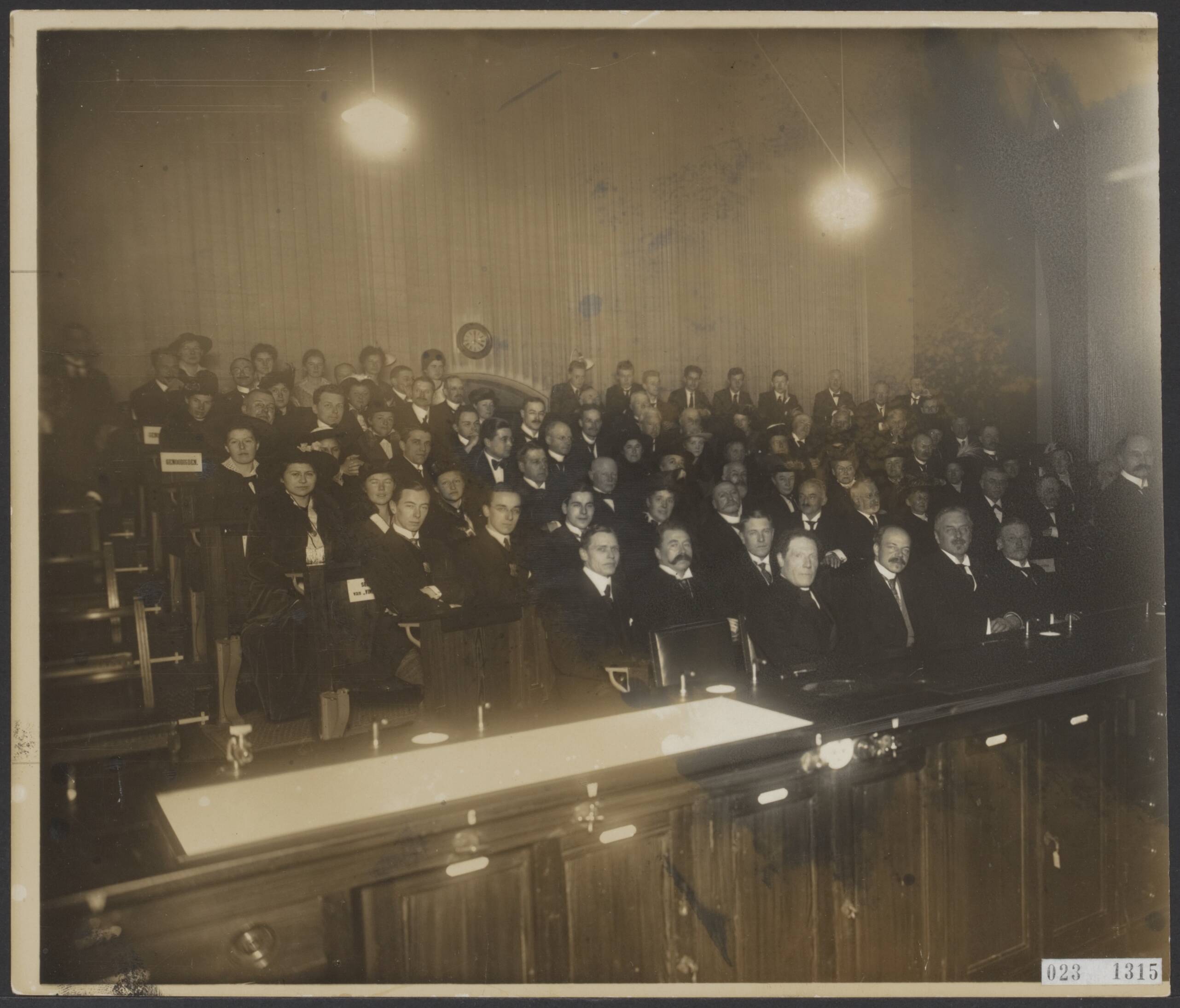 Fotocollectie Elsevier Binnenland — Opening van het Organisch Chemisch Laboratorium te Groningen in de collegezaal — Foto: N.V. Vereenigde Fotobureaux. Licentie: Set B: Rechtenvrij / Publiek Domein. Bron: Nationaal Archief. http://hdl.handle.net/10648/add6a00a-d0b4-102d-bcf8-003048976d84