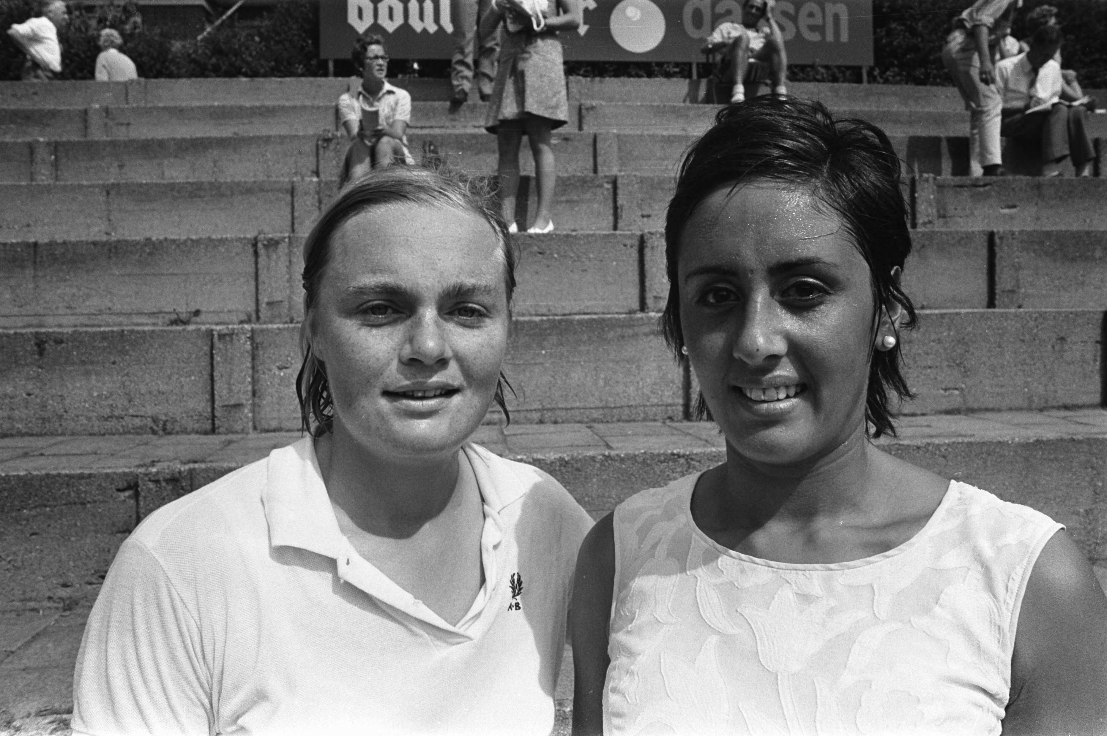 Fotocollectie Anefo — Nationale tenniskampioenschappen, Scheveningen; mej. Bakker, J. Salome nr. 28, 29 Jan Hordijk , kop — Foto: Mieremet, Rob / Anefo. Licentie: Set B: Rechtenvrij / Publiek Domein. Bron: Nationaal Archief. http://hdl.handle.net/10648/ab9f854a-d0b4-102d-bcf8-003048976d84
