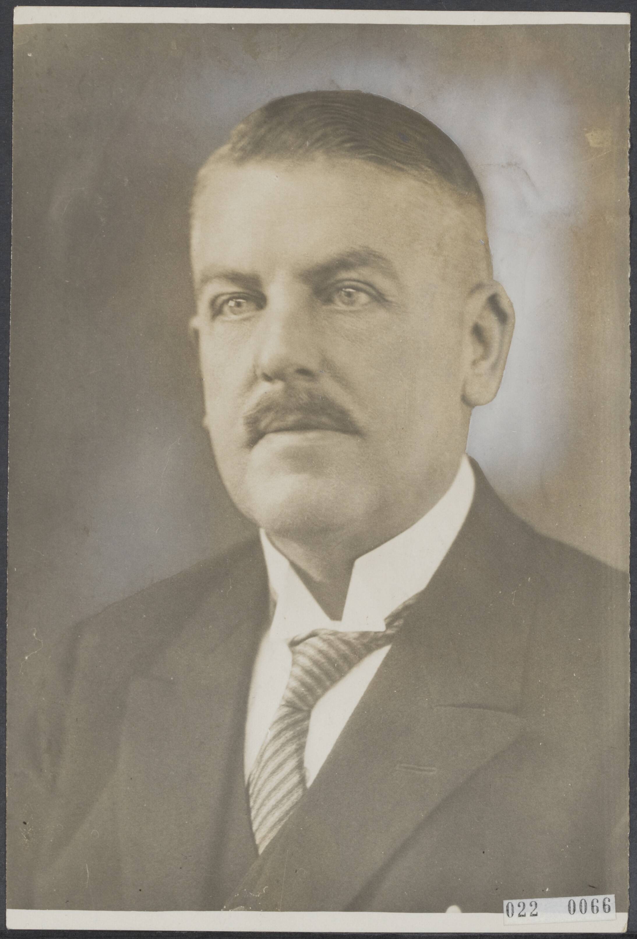 Fotocollectie Elsevier Binnenland — Tot burgemeester van de gemeente Veere is benoemd de heer H. Dronkers uit Middelburg. De heer Dronkers werd 8 april 1879 geboren. Van 1905 tot 1917 was hij ontvanger van de gemeente Goes. Daarna was hij agent van de Credietvereeniging te Middelburg en tot november 1928 directeur van het kantoor Middelburg van de Kasassociatie — Foto: Gazendam, A.J. / Fotobureau Gazendam. Licentie: Set B: Rechtenvrij / Publiek Domein. Bron: Nationaal Archief. http://hdl.handle.net/10648/add0fce0-d0b4-102d-bcf8-003048976d84