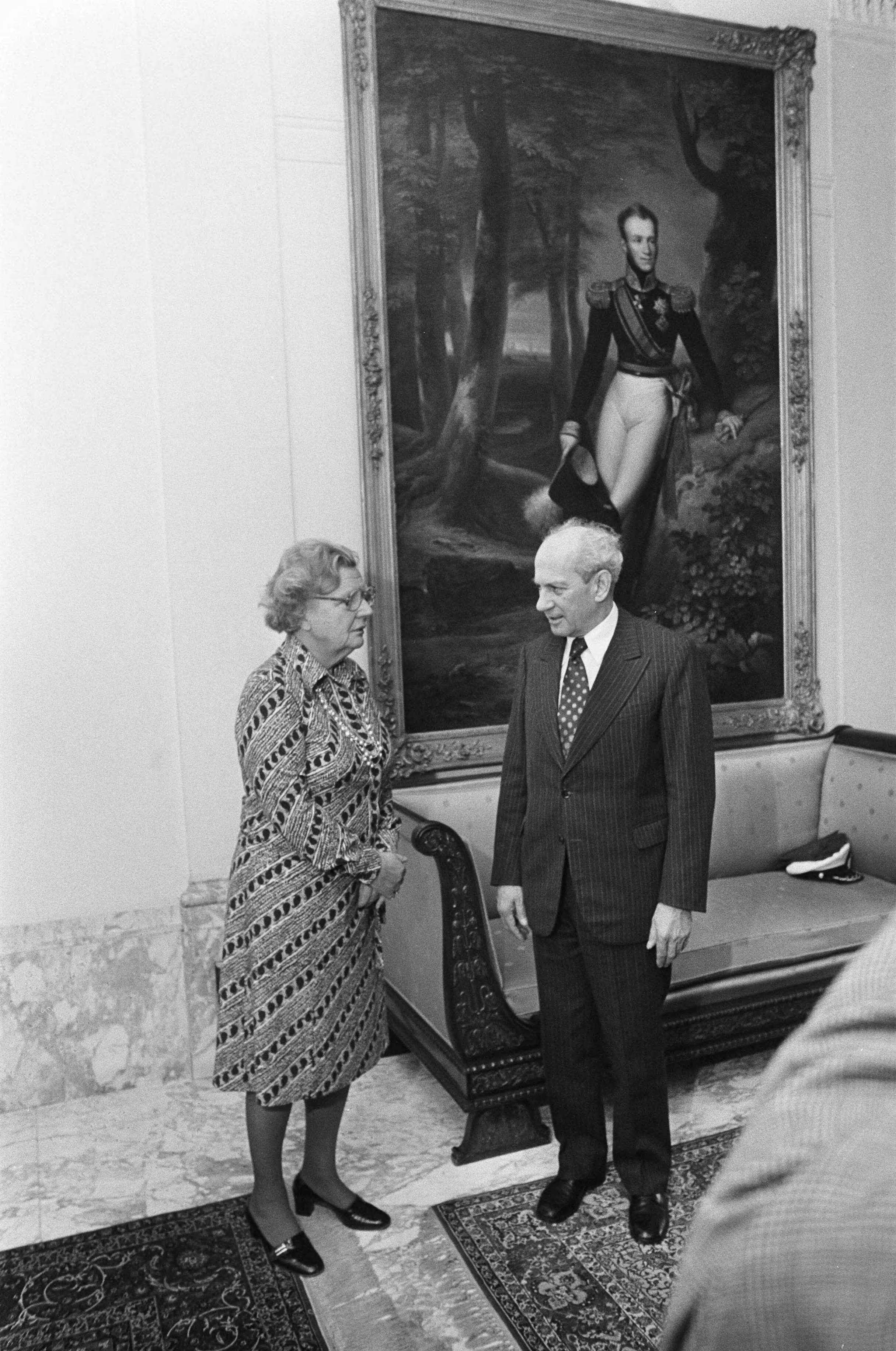 Fotocollectie Anefo — Koningin Juliana ontvangt de Joegoslavische minister Buitenlandse Zaken, Milos Minic, op paleis Soestdijk — Foto: Croes, Rob C. / Anefo. Licentie: Set B: Rechtenvrij / Publiek Domein. Bron: Nationaal Archief. http://hdl.handle.net/10648/ac78b31a-d0b4-102d-bcf8-003048976d84