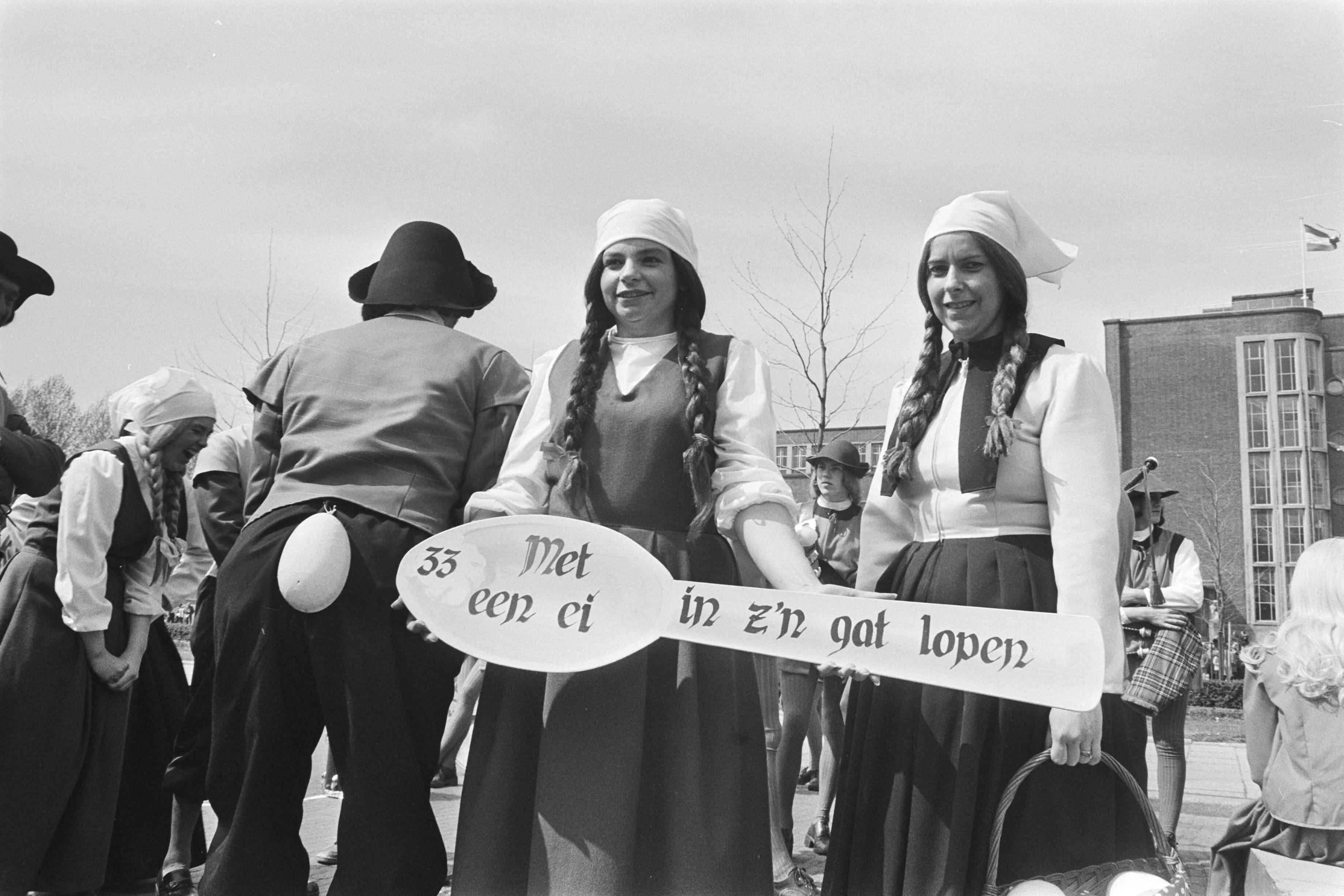 Fotocollectie Anefo — Groep Belgen uit Wingene houden optocht in Den Haag , de Belgen zijn beroemd om hun Brueghel-manifestaties — Foto: Bogaerts, Rob / Anefo. Licentie: Set B: Rechtenvrij / Publiek Domein. Bron: Nationaal Archief. http://hdl.handle.net/10648/ac9ad65c-d0b4-102d-bcf8-003048976d84