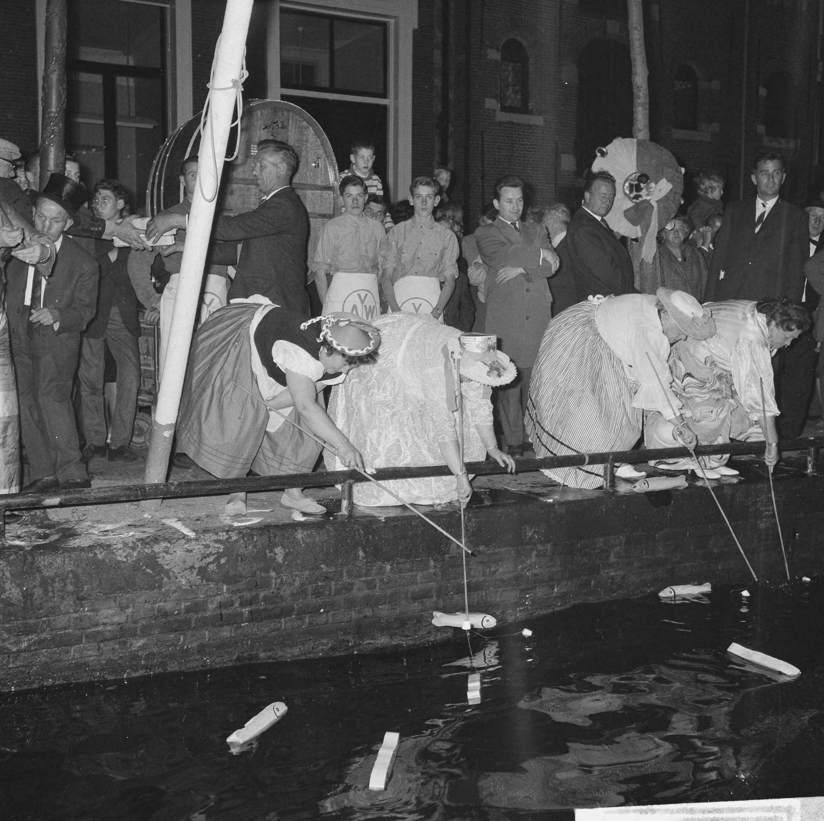 Fotocollectie Anefo — Viswedstrijd van het Jordaanse "Vrouwenviscollege" in de Brouwersgracht — Foto: Nijs, Jac. de / Anefo. Licentie: Set B: Rechtenvrij / Publiek Domein. Bron: Nationaal Archief. http://hdl.handle.net/10648/aa170d2e-d0b4-102d-bcf8-003048976d84