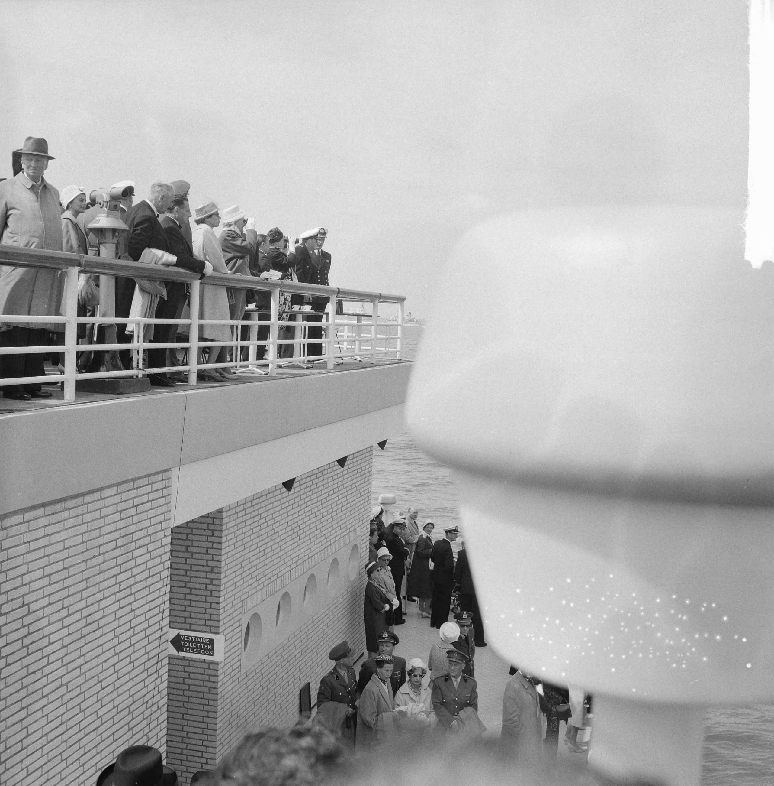Fotocollectie Anefo — Vlootschouw Scheveningen. Koninklijk paar op de Pier — Foto: Lindeboom, Henk / Anefo. Licentie: Set B: Rechtenvrij / Publiek Domein. Bron: Nationaal Archief. http://hdl.handle.net/10648/a9dbc0f2-d0b4-102d-bcf8-003048976d84
