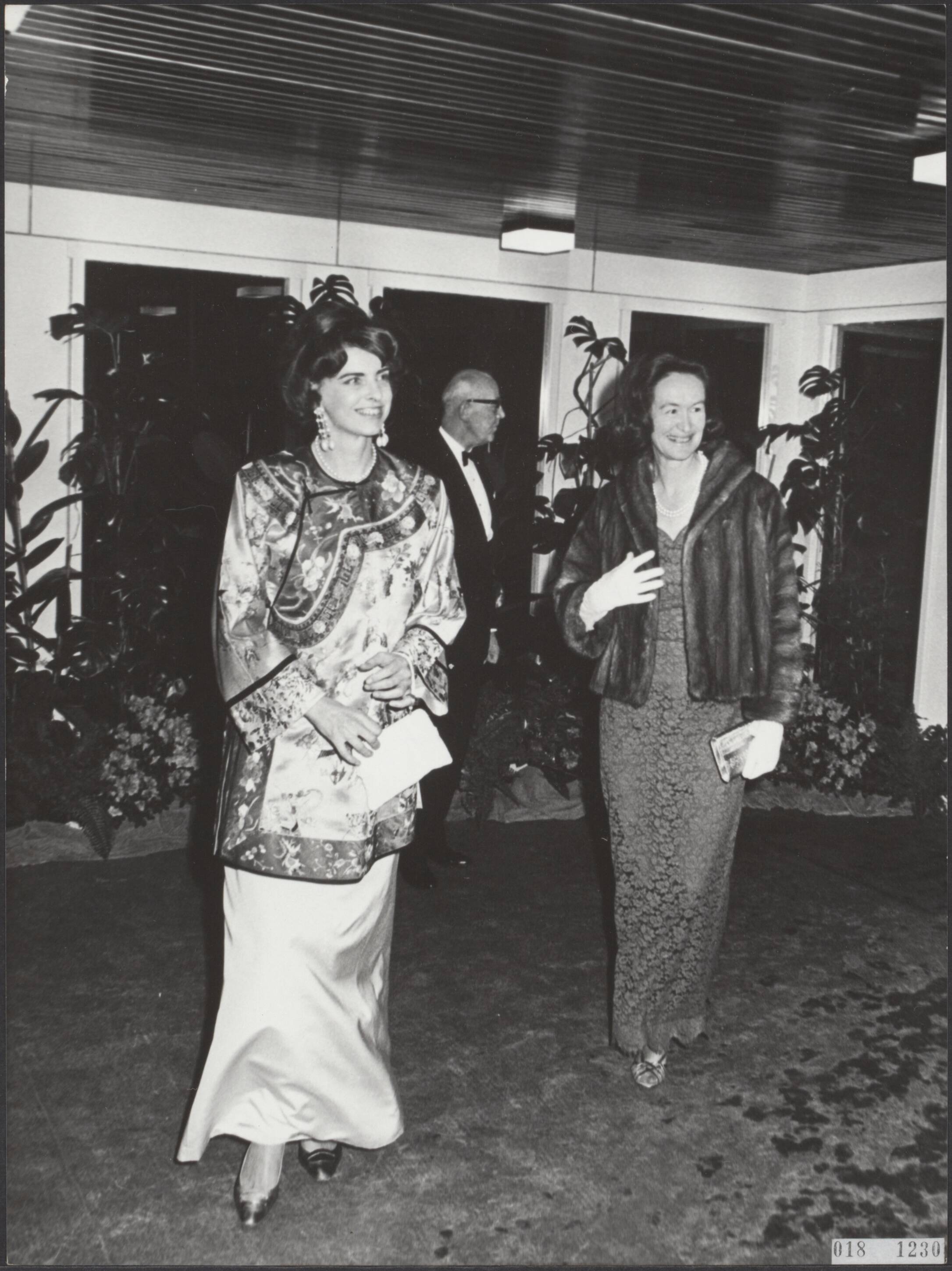 Fotocollectie Elsevier Binnenland — Feestelijke voorstelling in het Circusgebouw te Scheveningen voor de koninklijke gasten t.g.v. het huwelijk van prinses Margriet en mr. Pieter van Vollenhoven. Aankomst gasten — Foto: Kroon, Ron / Anefo. Licentie: Set B: Rechtenvrij / Publiek Domein. Bron: Nationaal Archief. http://hdl.handle.net/10648/adc4ae0e-d0b4-102d-bcf8-003048976d84