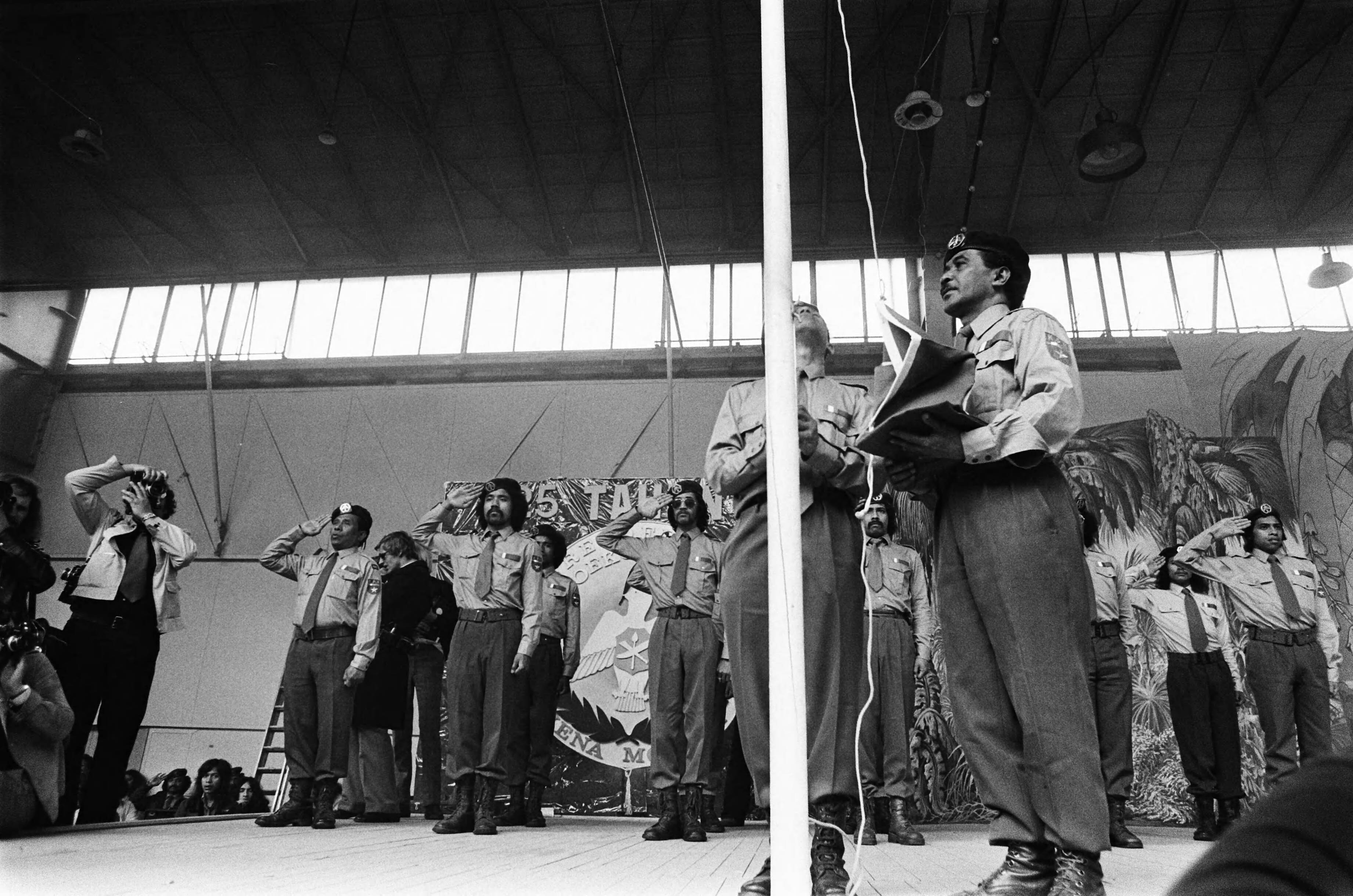 Aanhangers van ir. Johan Manusama vieren het 25-jarig bestaan van de Republiek der Zuid-Molukken in Den Haag — Het hijsen van de vlag — Foto: Mieremet, Rob / Anefo. Licentie: Set B: Rechtenvrij / Publiek Domein. Bron: Nationaal Archief. http://hdl.handle.net/10648/ac67190c-d0b4-102d-bcf8-003048976d84
