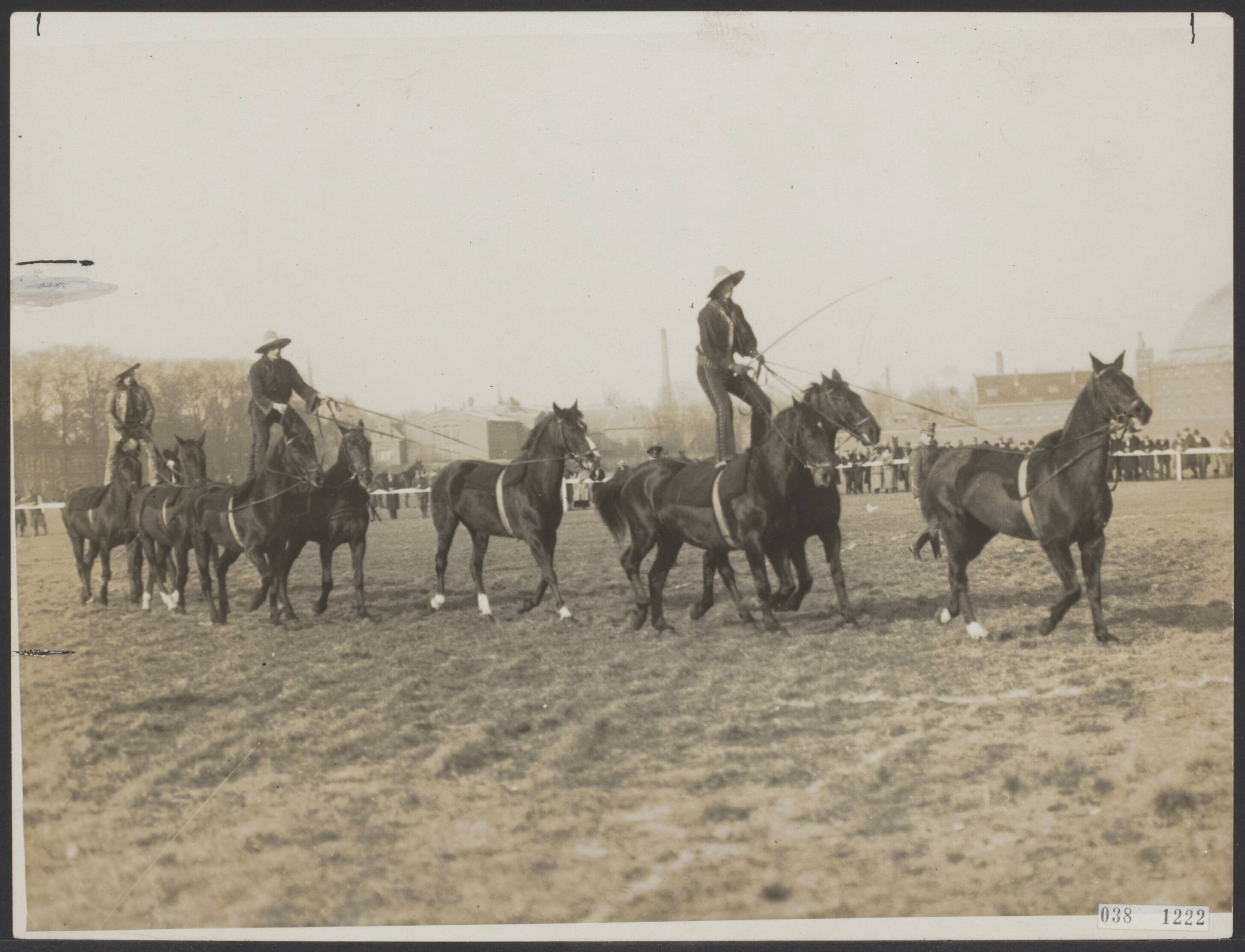 Fotocollectie Elsevier Binnenland — Carousselrijden te Breda — Foto: N.V. Vereenigde Fotobureaux. Licentie: Set B: Rechtenvrij / Publiek Domein. Bron: Nationaal Archief. http://hdl.handle.net/10648/adf36a32-d0b4-102d-bcf8-003048976d84