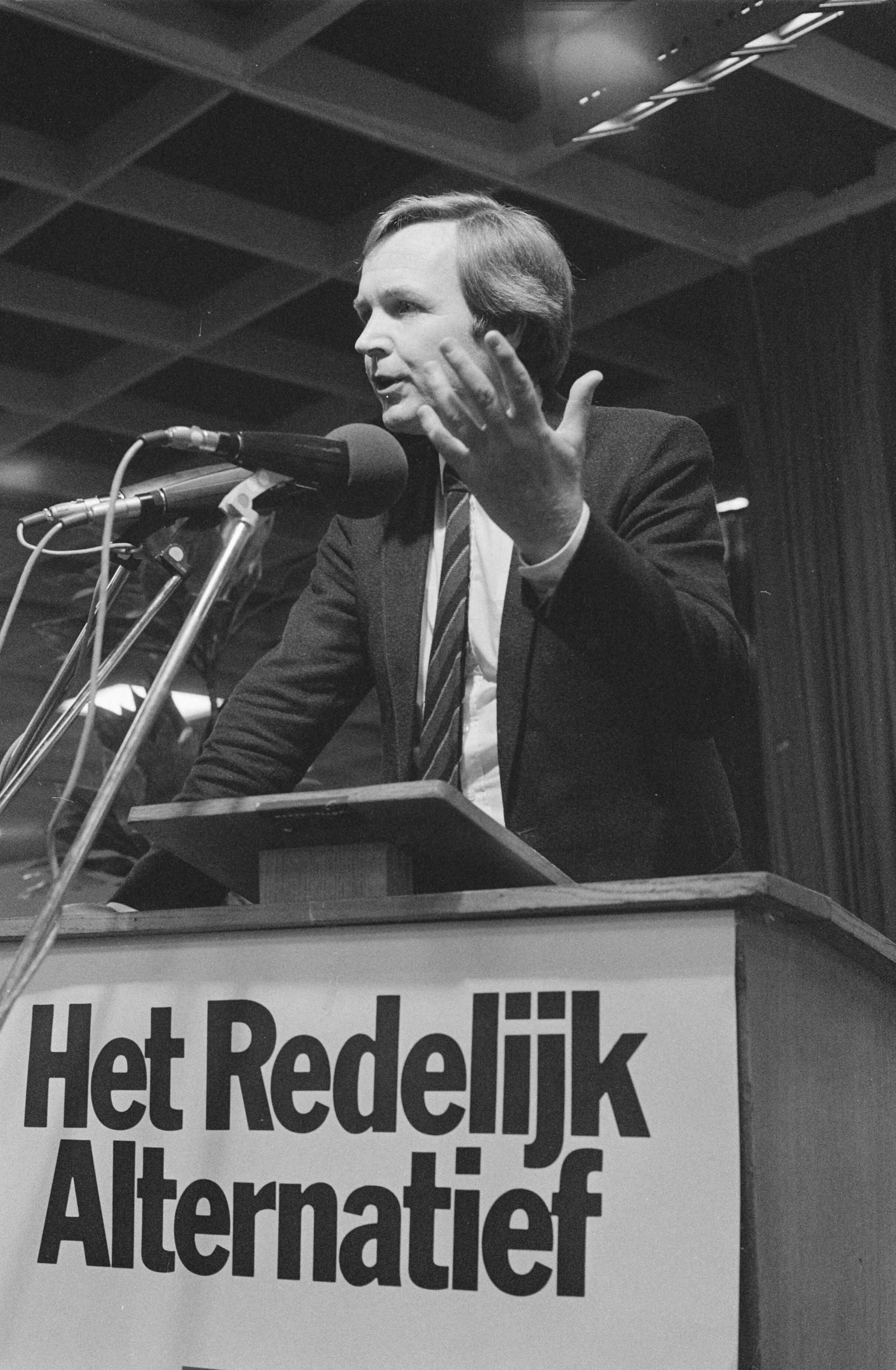 Fotocollectie Anefo — Congres D66 in Utrecht, Terlouw achter de sprekersmicrofoon — Foto: Croes, Rob C. / Anefo. Licentie: Set B: Rechtenvrij / Publiek Domein. Bron: Nationaal Archief. http://hdl.handle.net/10648/ad7a3e32-d0b4-102d-bcf8-003048976d84