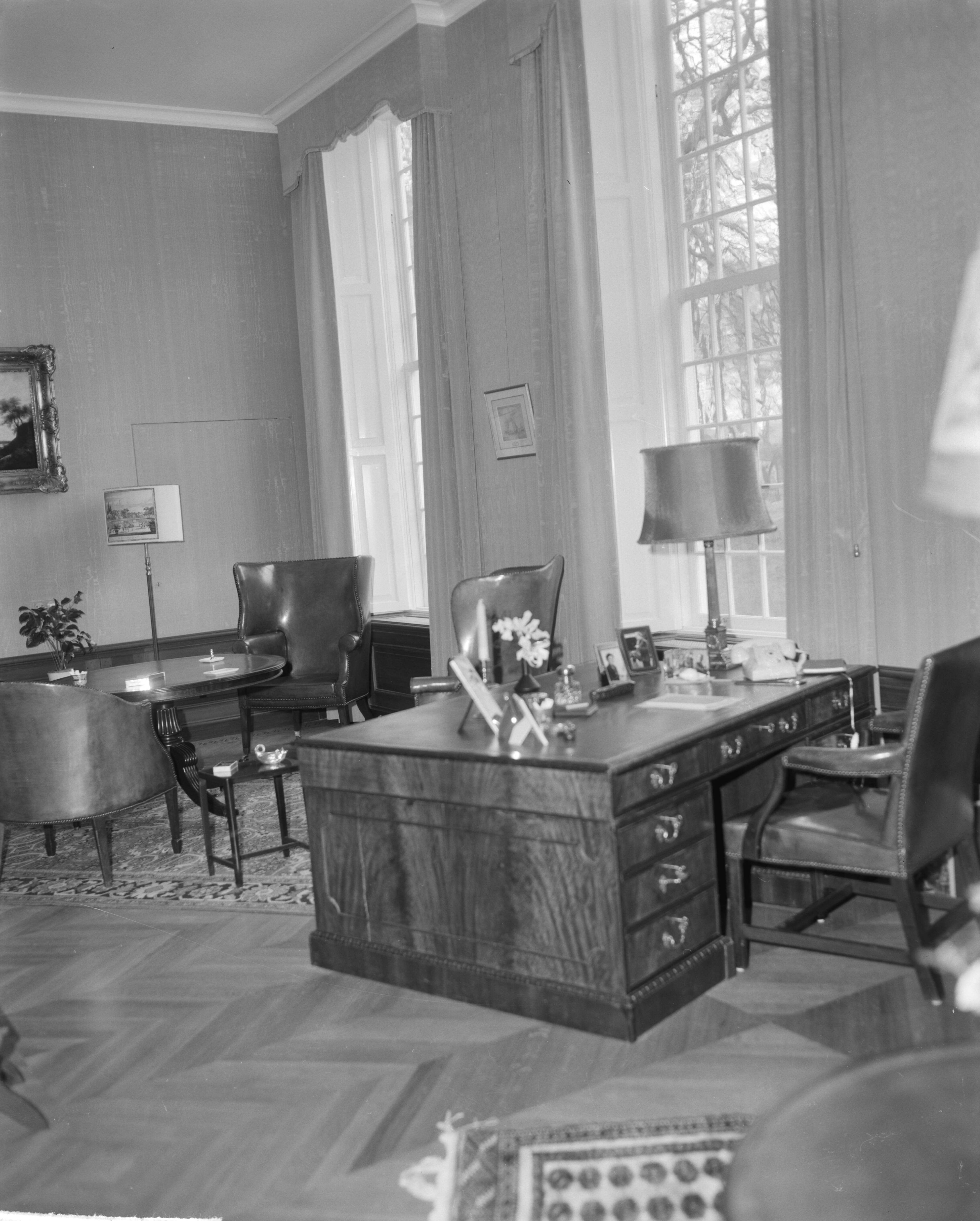 Fotocollectie Anefo — Interieur Slot Drakensteyn . De werkkamer — Foto: Bilsen, Joop van / Anefo. Licentie: Set B: Rechtenvrij / Publiek Domein. Bron: Nationaal Archief. http://hdl.handle.net/10648/aa306ac6-d0b4-102d-bcf8-003048976d84