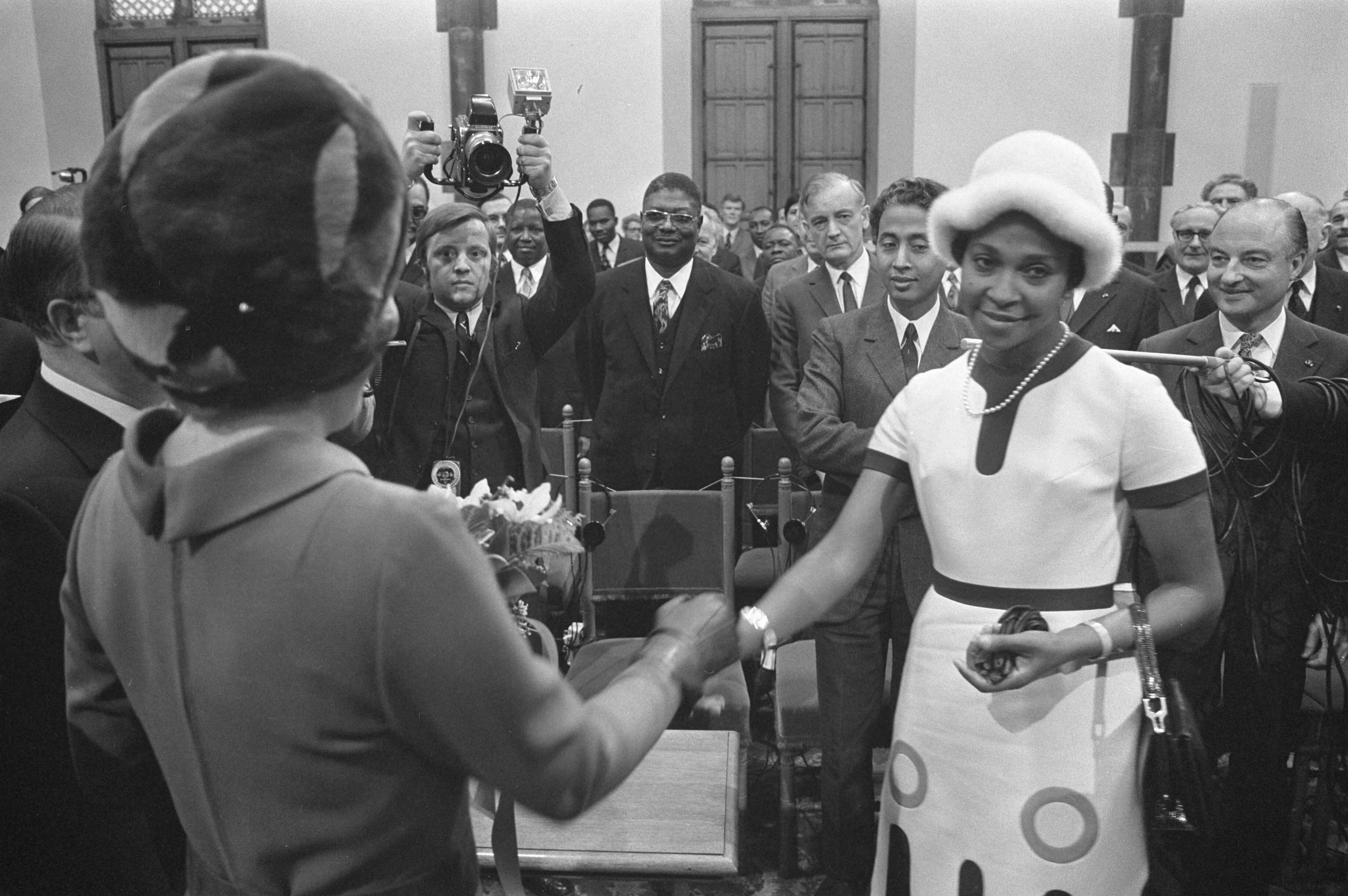 Fotocollectie Anefo — Prinses Beatrix en Prins Claus wonen opening parlementaire conferentie van associatie EEG Afrikaanse landen bij Den Haag — Foto: Verhoeff, Bert / Anefo. Licentie: Set B: Rechtenvrij / Publiek Domein. Bron: Nationaal Archief. http://hdl.handle.net/10648/abddbd60-d0b4-102d-bcf8-003048976d84