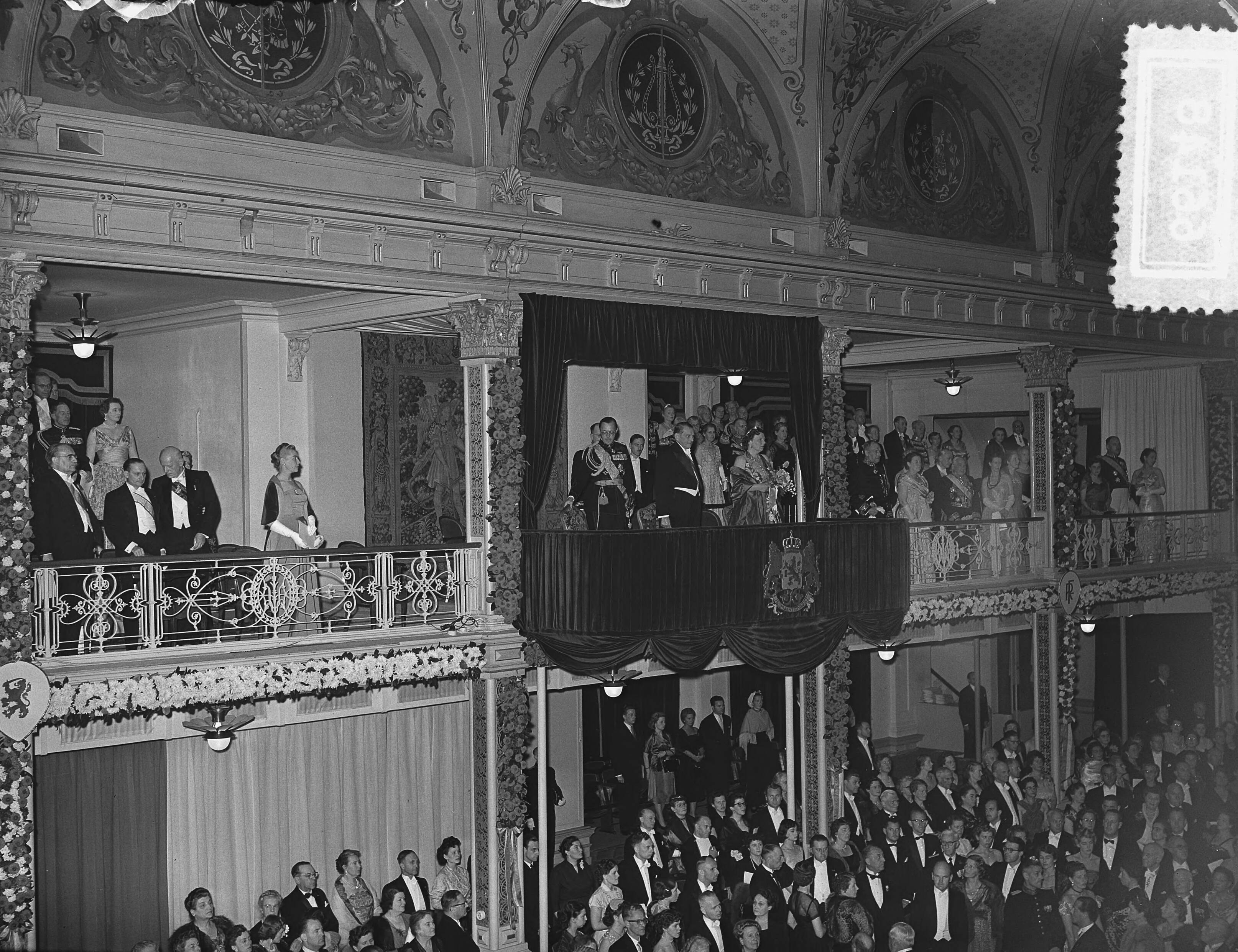 Staatsbezoek Franse president René Coty (1954) — Staatsbezoek Franse president René Coty. Tweede dag. Bezoek aan Den Haag. Galaconcertin het Kurhaus te Scheveningen — Foto: Bilsen, Joop van / Anefo. Licentie: Set B: Rechtenvrij / Publiek Domein. Bron: Nationaal Archief. http://hdl.handle.net/10648/a92652d0-d0b4-102d-bcf8-003048976d84