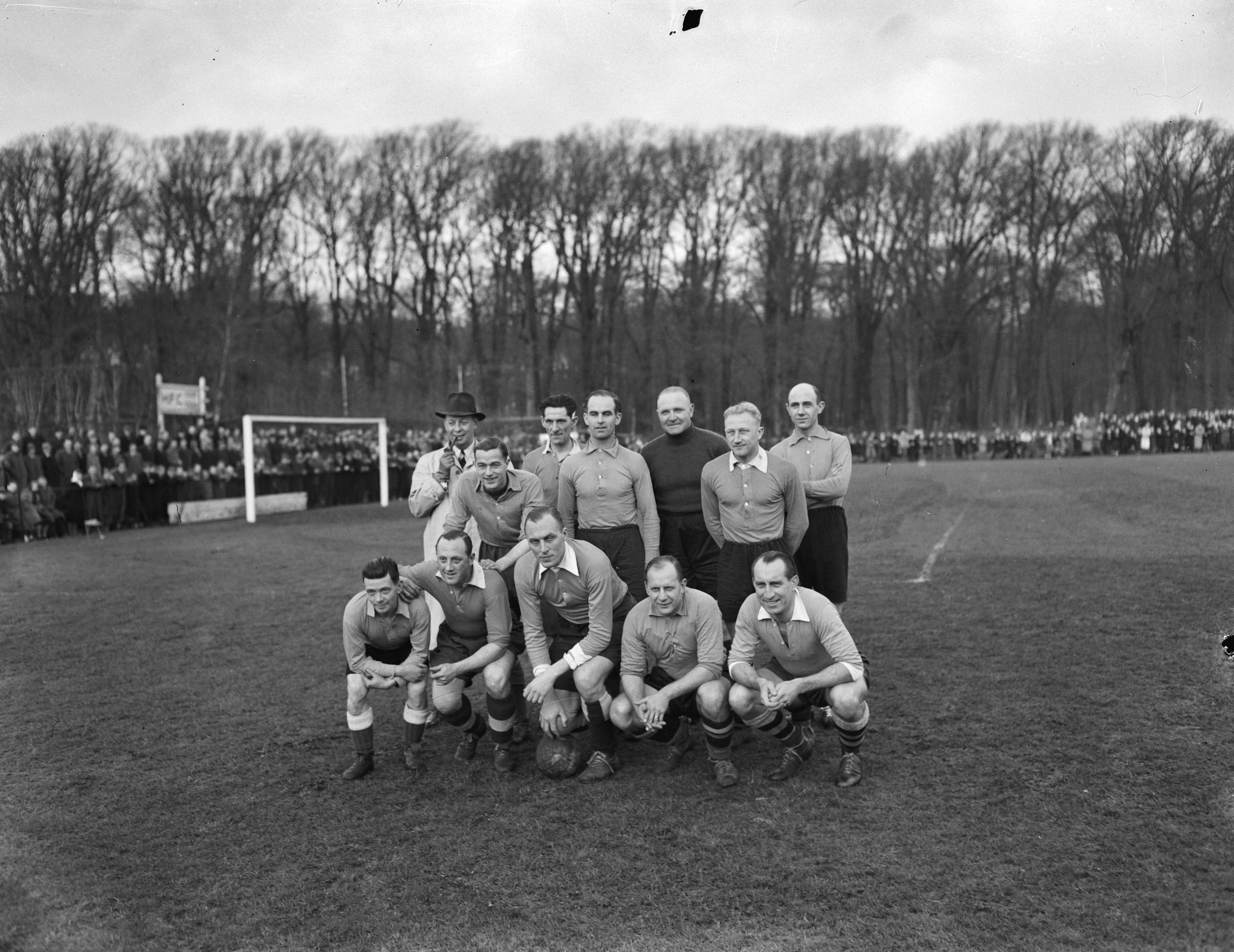 Fotocollectie Anefo — Voetbal. Traditionele nieuwjaarswedstrijd tussen de Koninklijke HFC en oud-internationals te Haarlem. HFC won met 6-5. Elftal Oud-Internationals — Foto: Wisman, Bram / Anefo. Licentie: Set B: Rechtenvrij / Publiek Domein. Bron: Nationaal Archief. http://hdl.handle.net/10648/a8a3cce8-d0b4-102d-bcf8-003048976d84