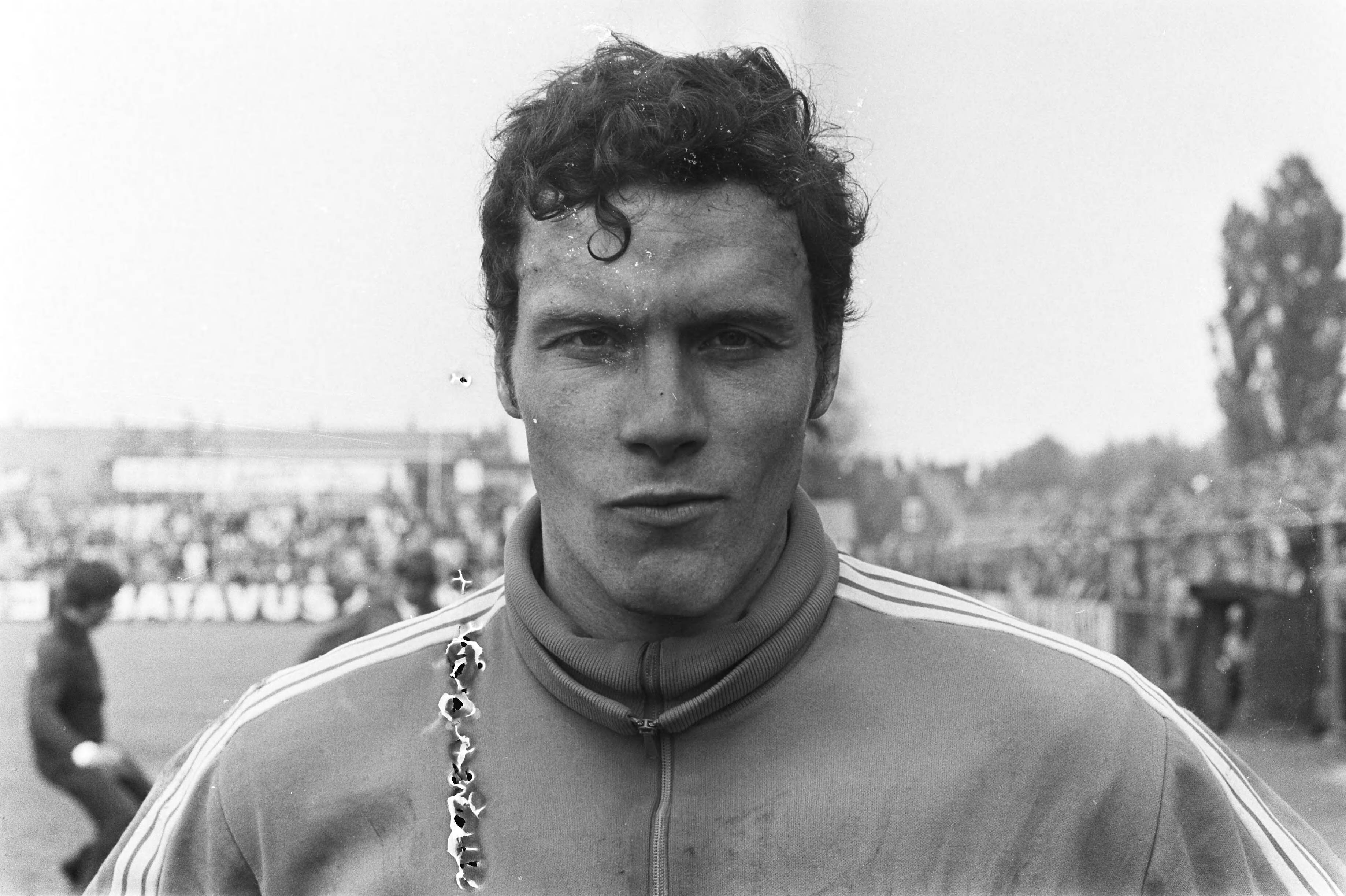 Volendam tegen AZ 67 1-0, De Ruiter (Volendam) kop — Doelman Jan Ruiter van Volendam — Foto: Fotograaf Onbekend / Anefo. Licentie: Set B: Rechtenvrij / Publiek Domein. Bron: Nationaal Archief. http://hdl.handle.net/10648/abbf9e84-d0b4-102d-bcf8-003048976d84