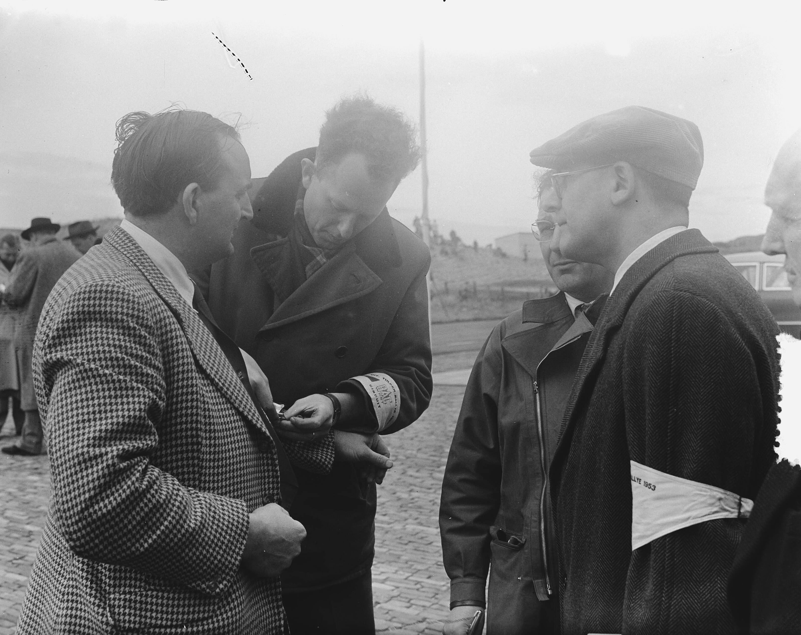 Fotocollectie Anefo — Tulpenrallye. Beslissingsrit op het circuit van Zandvoort. Links winaar J.W.E. Banks — Foto: Pot, Harry / Anefo. Licentie: Set B: Rechtenvrij / Publiek Domein. Bron: Nationaal Archief. http://hdl.handle.net/10648/a90b2f8c-d0b4-102d-bcf8-003048976d84