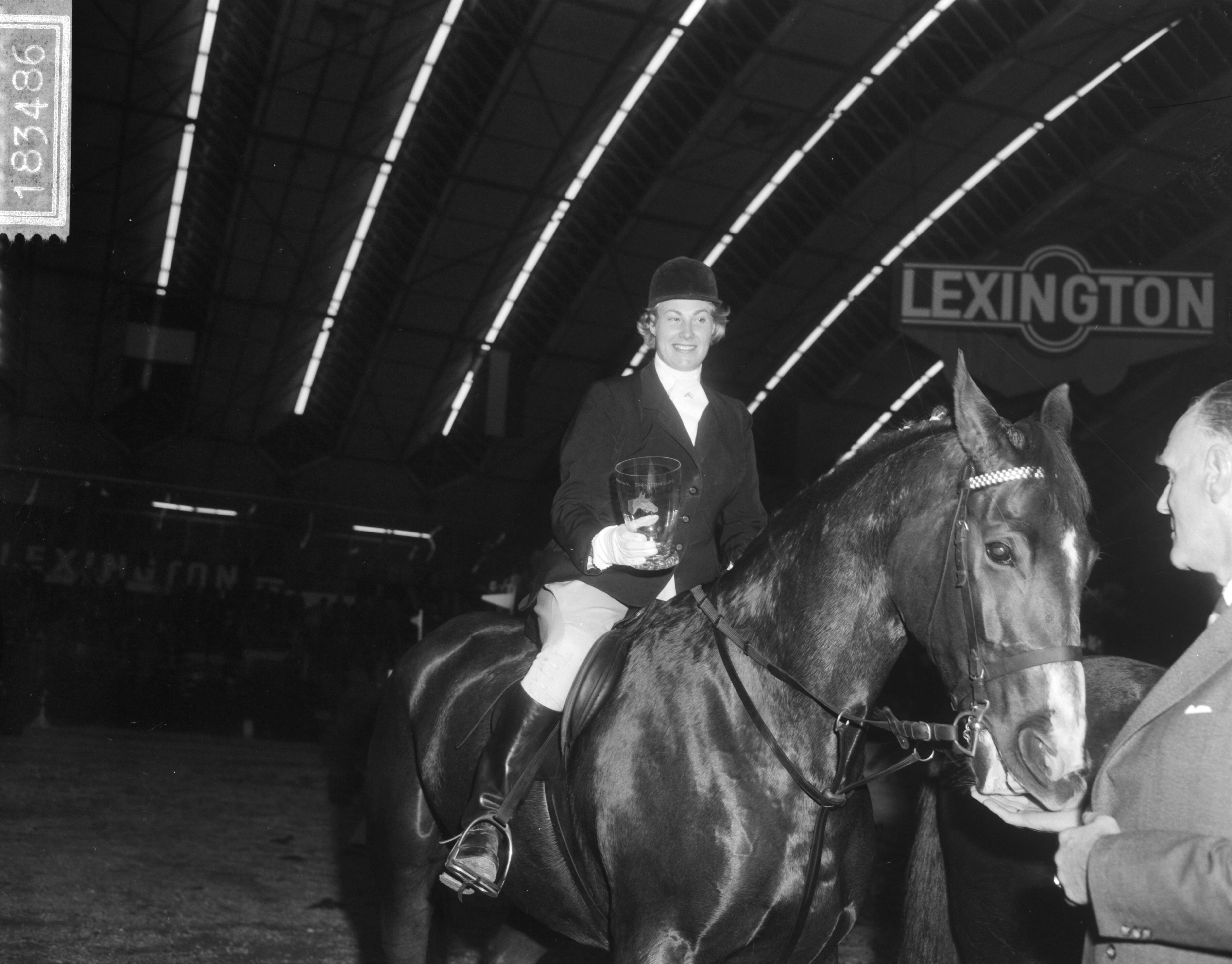 Jumping Amsterdam 1965 in de RAI te Amsterdam — Mevrouw Korteweg-Koster terwijl zij een bokaal in ontvangst neemt — Foto: Bilsen, Joop van / Anefo. Licentie: Set B: Rechtenvrij / Publiek Domein. Bron: Nationaal Archief. http://hdl.handle.net/10648/aac89ac6-d0b4-102d-bcf8-003048976d84