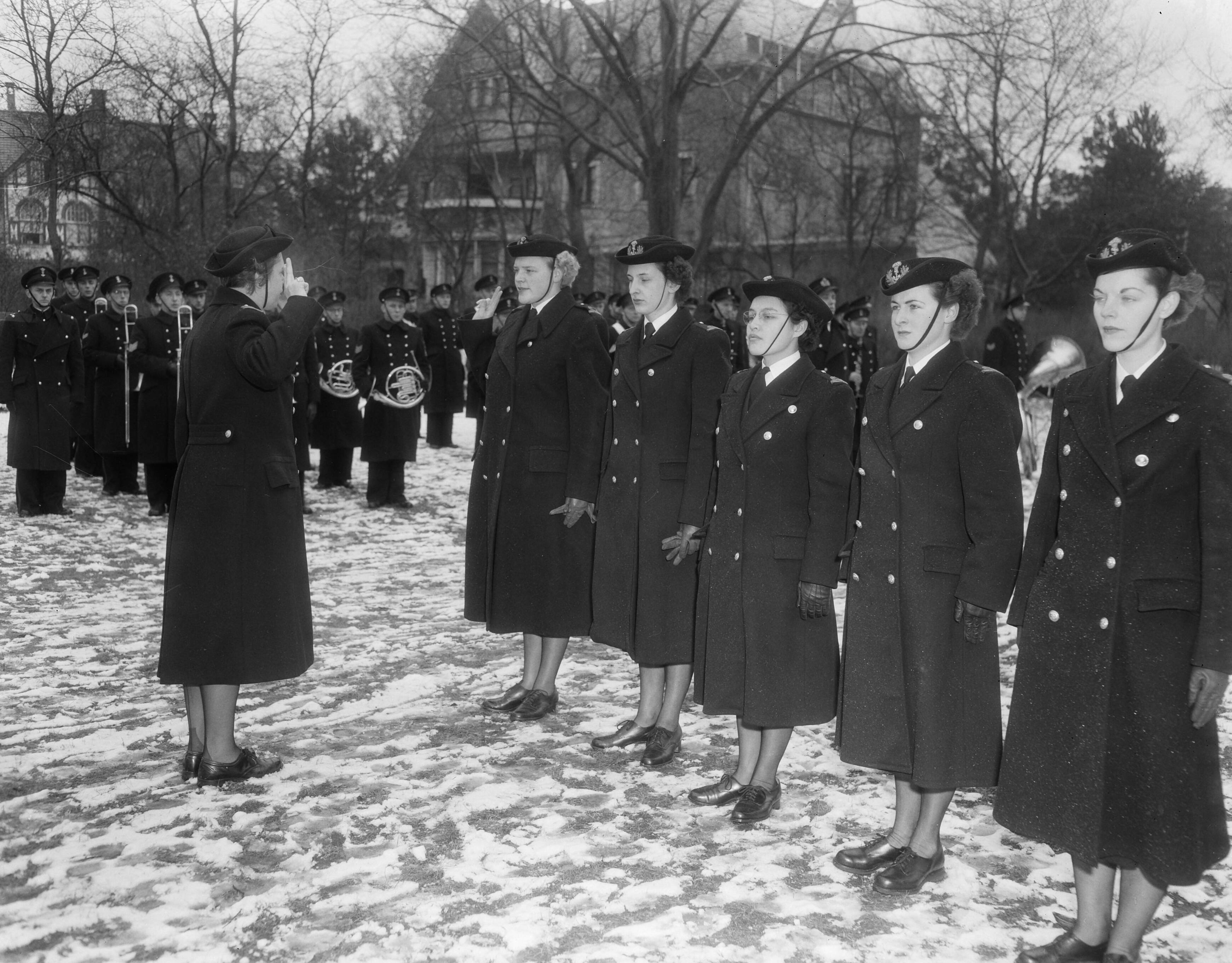 Fotocollectie Anefo — Beëdiging van 11 vrouwelijke Marva-officieren op het terrein Badhuisweg 11 te Scheveningen. De commandant van de Marva-afdeling Den Haag, mevr. R. M. Dommering nam de eed af — Foto: Duinen, G.W. van / Anefo. Licentie: Set B: Rechtenvrij / Publiek Domein. Bron: Nationaal Archief. http://hdl.handle.net/10648/a91d908c-d0b4-102d-bcf8-003048976d84
