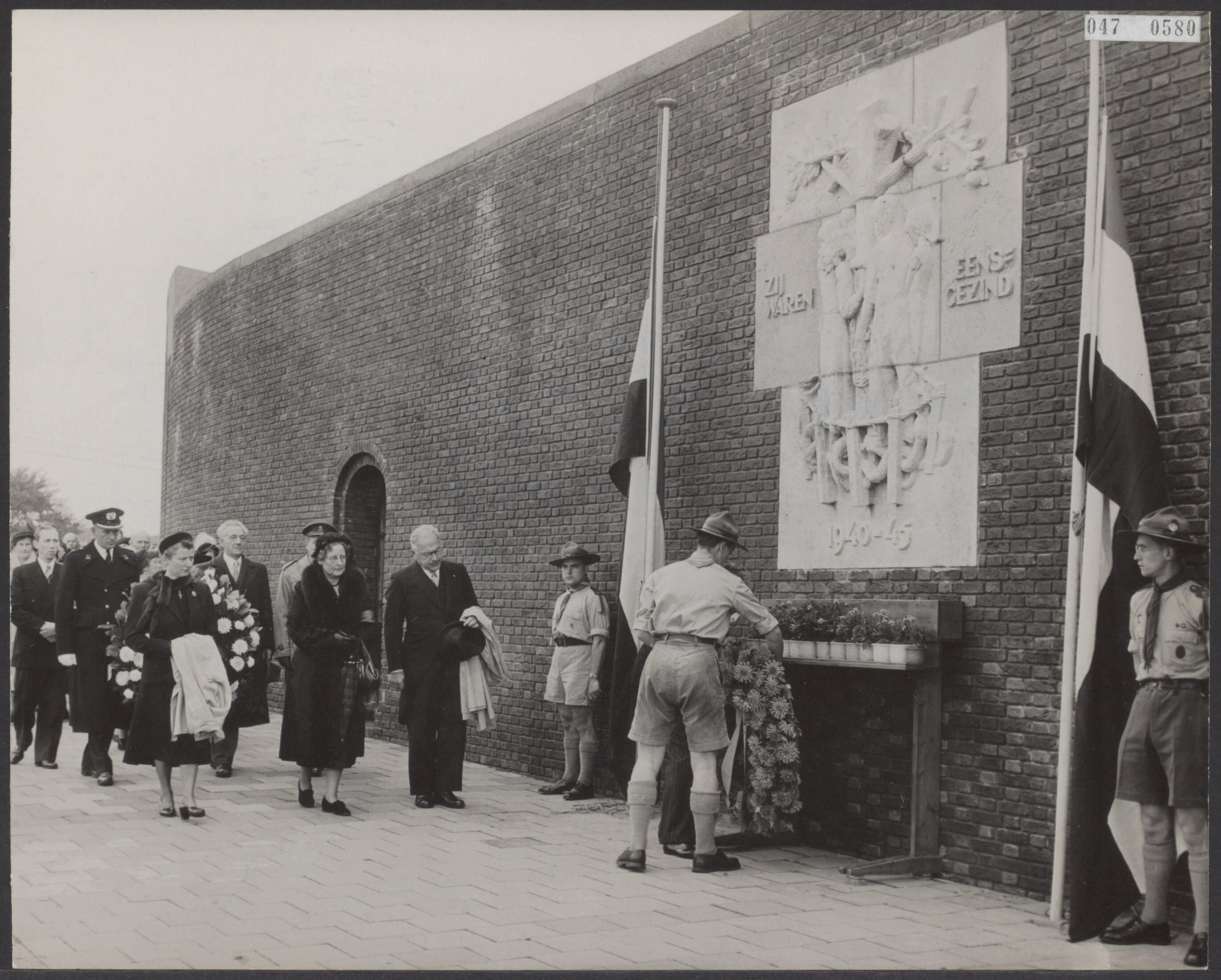 Fotocollectie Elsevier Binnenland — Dodenherdenking "Oranjehotel" te Den Haag. Een padvinder legt een krans bij het monument — Foto: Fotograaf Onbekend / Anefo. Licentie: Set B: Rechtenvrij / Publiek Domein. Bron: Nationaal Archief. http://hdl.handle.net/10648/adffca84-d0b4-102d-bcf8-003048976d84