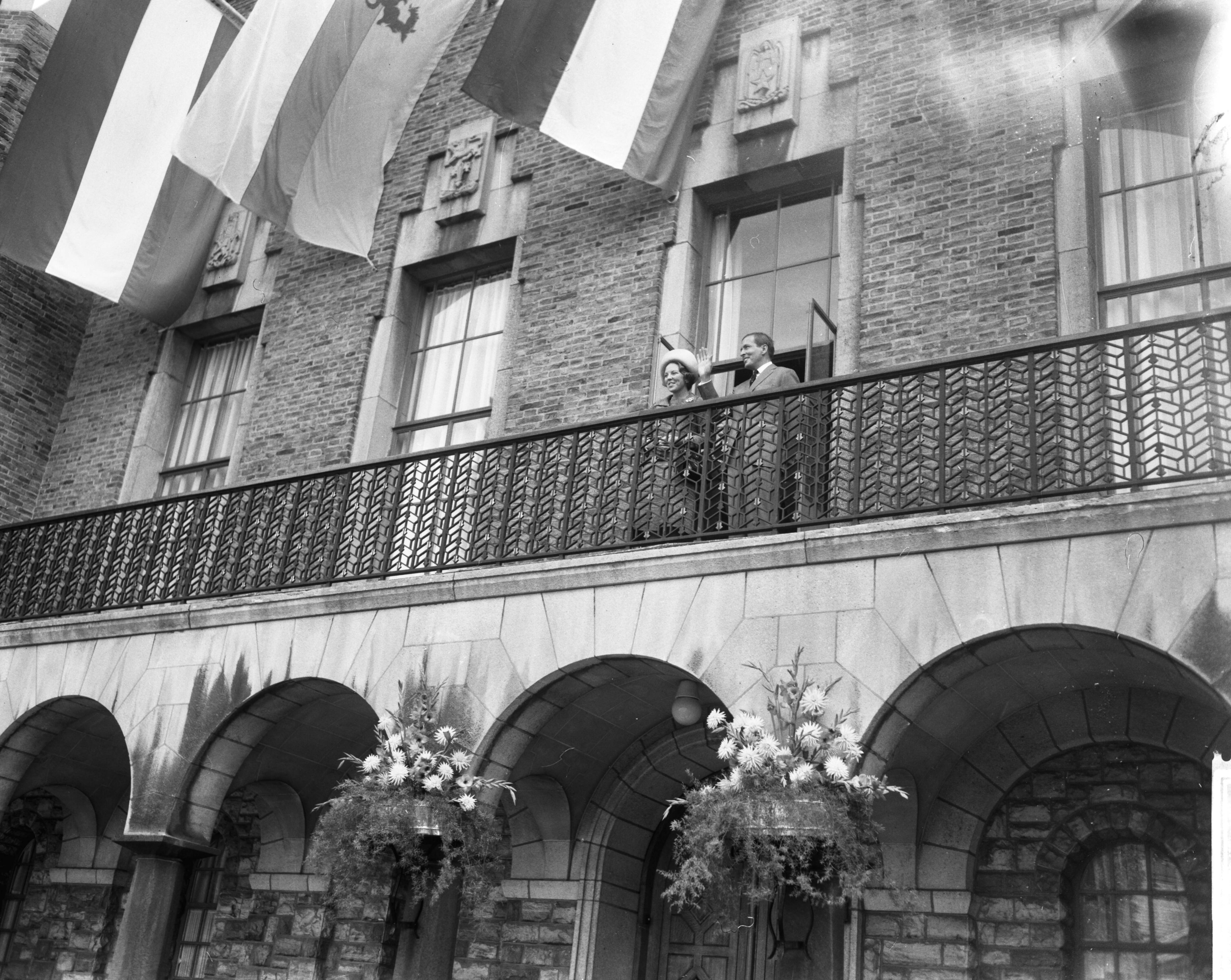 Fotocollectie Anefo — Prinses Beatrix en haar verloofde Claus von Amsberg brachten bezoek aan Maastricht, het paar op het balkon van het Gouvernementsgebouw — Foto: Bilsen, Joop van / Anefo. Licentie: Set B: Rechtenvrij / Publiek Domein. Bron: Nationaal Archief. http://hdl.handle.net/10648/aabfae20-d0b4-102d-bcf8-003048976d84