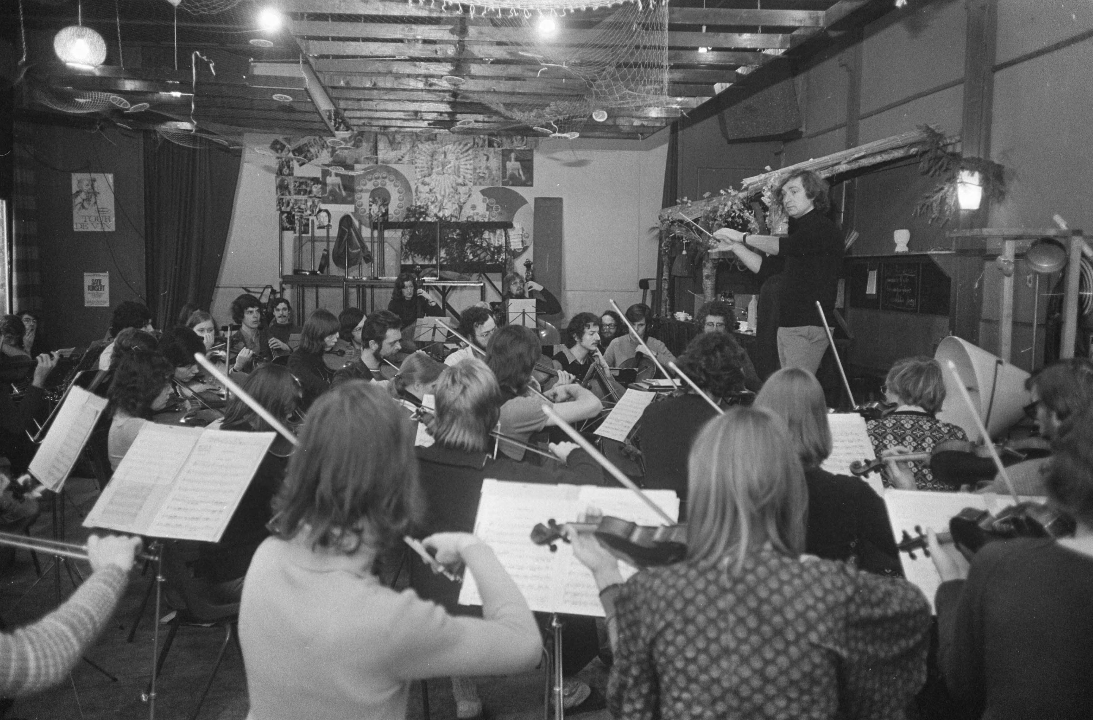 Het Nederlandse Studenten Orkest repeteert in Bergen o.l.v. Maarten Smit — Het orkest tijdens de repetitie — Foto: Fotograaf Onbekend / Anefo. Licentie: Set B: Rechtenvrij / Publiek Domein. Bron: Nationaal Archief. http://hdl.handle.net/10648/ac408544-d0b4-102d-bcf8-003048976d84