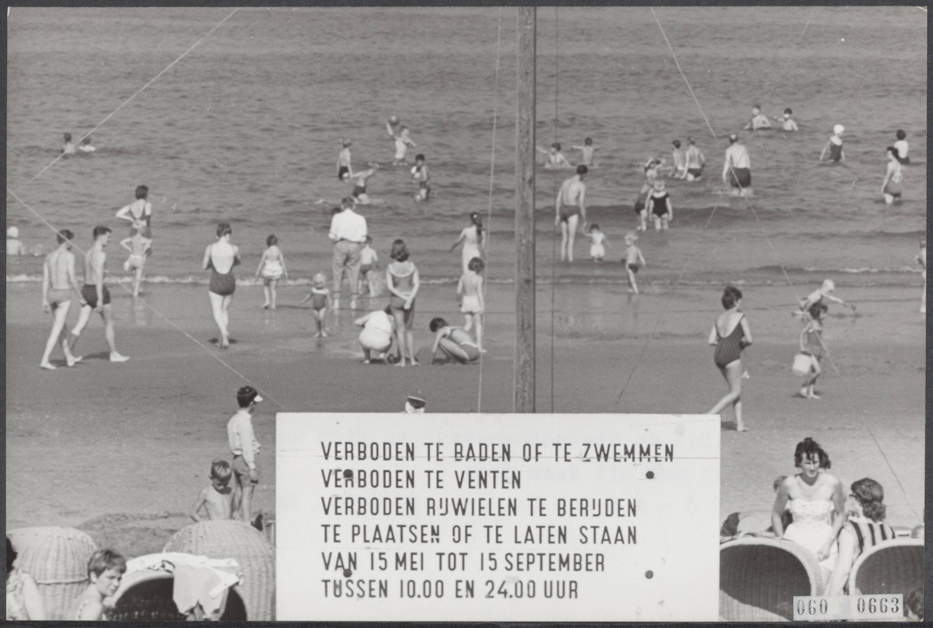 Fotocollectie Elsevier Binnenland — Strandbezoekers trekken zich weinig aan van een verbodsbord op het Scheveningse strand — Foto: Pot, Harry / Anefo. Licentie: Set B: Rechtenvrij / Publiek Domein. Bron: Nationaal Archief. http://hdl.handle.net/10648/ae0df6fe-d0b4-102d-bcf8-003048976d84