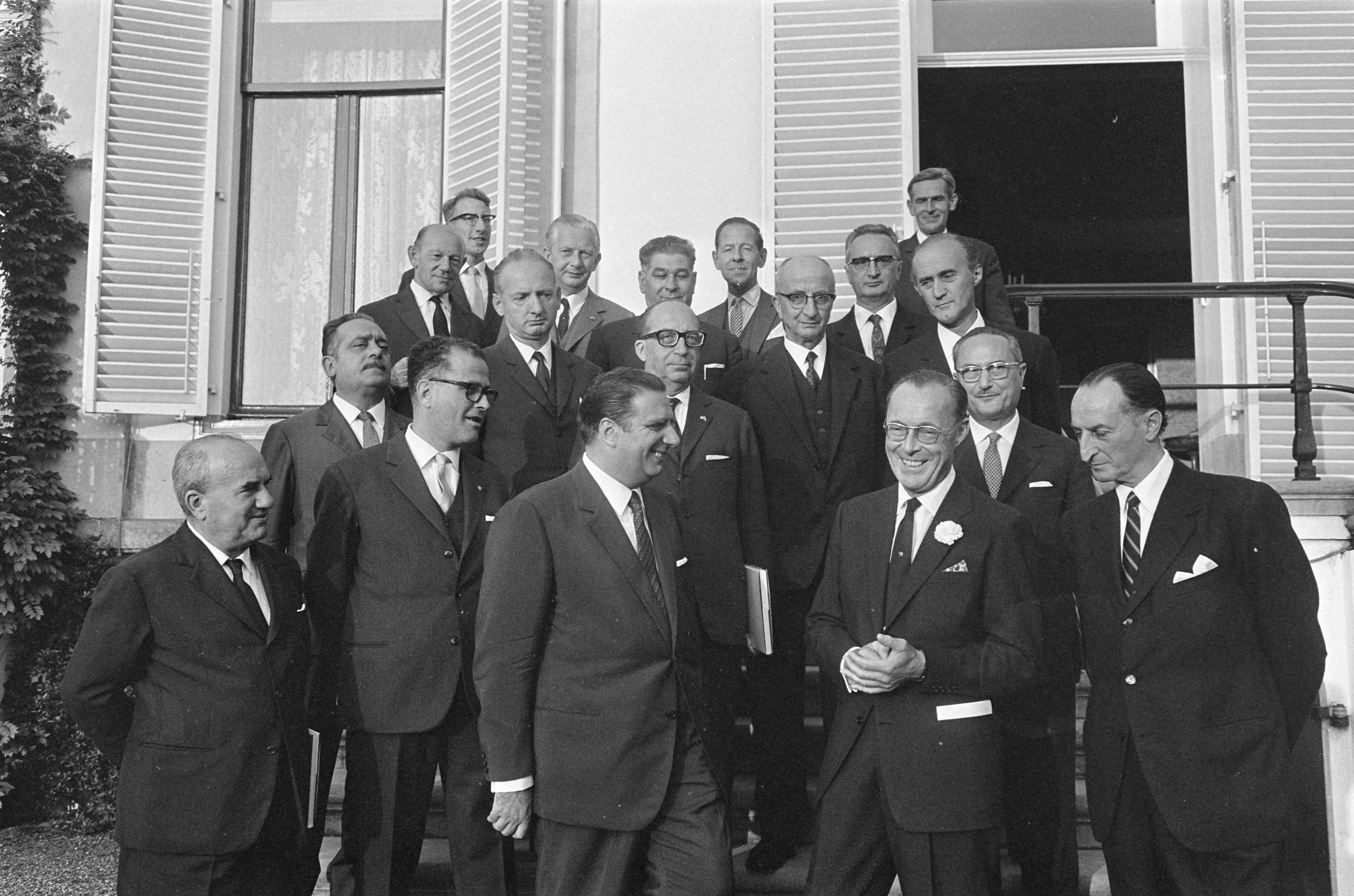 Prins Bernhard ontvangt een delegatie uit Venetie op Soestdijk — De delegatie is opgesteld op het bordes van het paleis — Foto: Fotograaf Onbekend / Anefo. Licentie: Set B: Rechtenvrij / Publiek Domein. Bron: Nationaal Archief. http://hdl.handle.net/10648/ab4d5068-d0b4-102d-bcf8-003048976d84