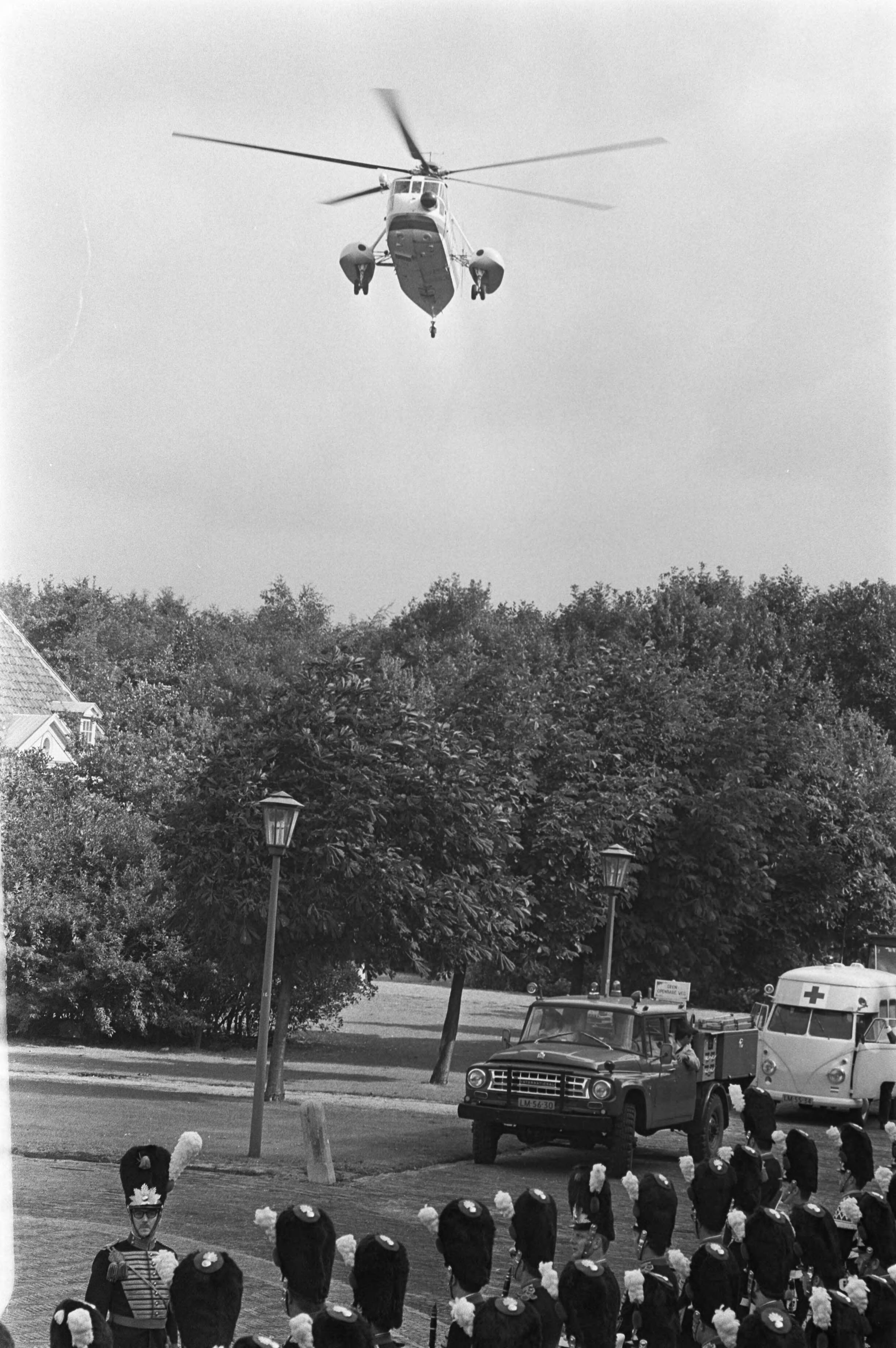 Fotocollectie Anefo — President Soeharto vertrekt per helikopter van vliegveld Ypenburg naar Huis ten Bosch te Den Haag — Foto: Evers, Joost / Anefo. Licentie: Set B: Rechtenvrij / Publiek Domein. Bron: Nationaal Archief. http://hdl.handle.net/10648/aba21bc0-d0b4-102d-bcf8-003048976d84