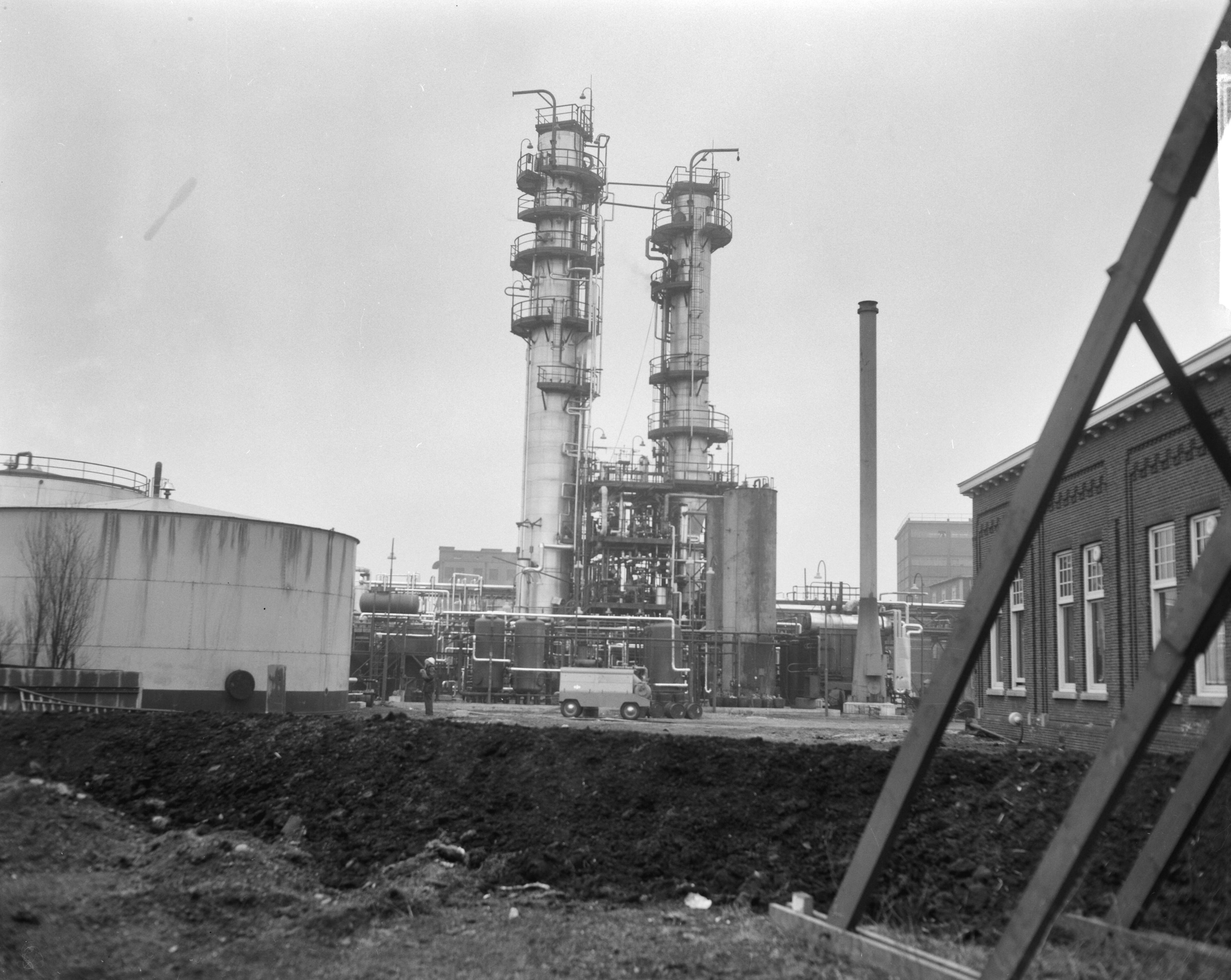 Fotocollectie Anefo — Chemische fabriek Naarden-Kemi, in Wormerveer moet sluiten wegens stank — Foto: Bilsen, Joop van / Anefo. Licentie: Set B: Rechtenvrij / Publiek Domein. Bron: Nationaal Archief. http://hdl.handle.net/10648/aa605b0a-d0b4-102d-bcf8-003048976d84
