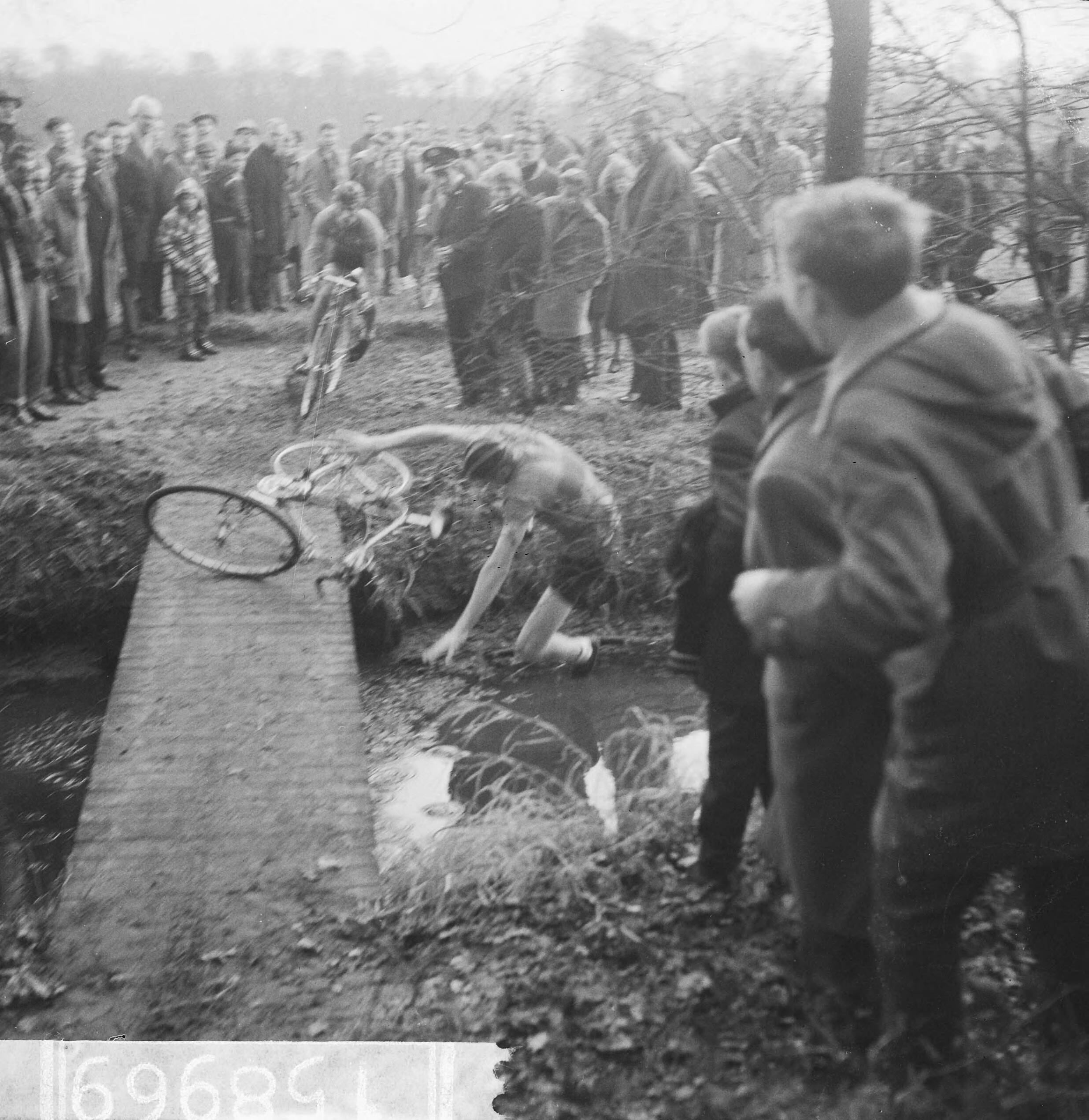 Fotocollectie Anefo — Nationale Cycle Cross "Katerkoers" op sportpark Duinhorst te Wassenaar. Jaap Frakking uit Naarden is in het water gevallen — Foto: Nijs, Jac. de / Anefo. Licentie: Set B: Rechtenvrij / Publiek Domein. Bron: Nationaal Archief. http://hdl.handle.net/10648/aa5405ee-d0b4-102d-bcf8-003048976d84