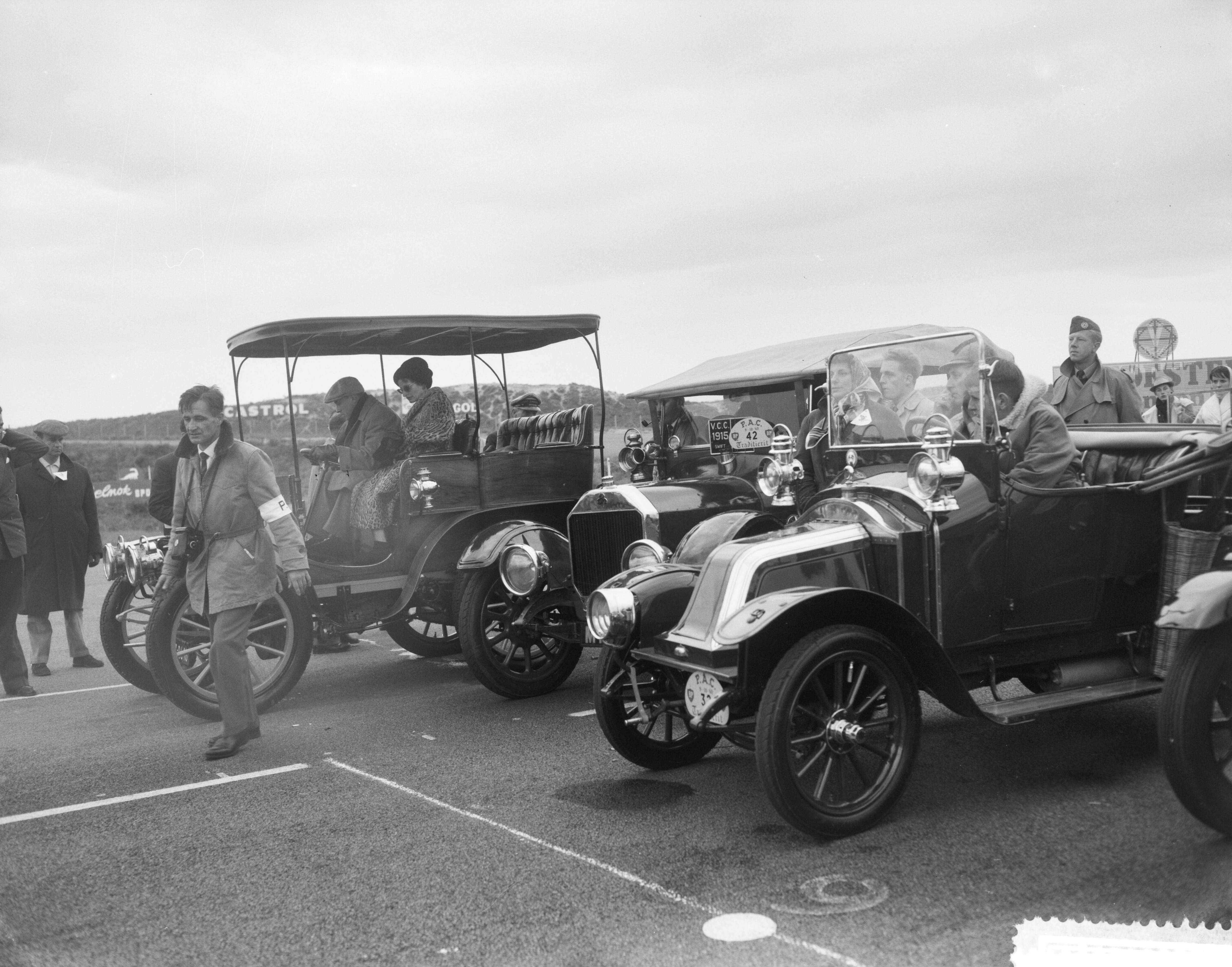 Fotocollectie Anefo — Vijfde traditierit van de Pionier Automobielen Club (P.A.C.) — Foto: Bilsen, Joop van / Anefo. Licentie: Set B: Rechtenvrij / Publiek Domein. Bron: Nationaal Archief. http://hdl.handle.net/10648/a9bb5b6e-d0b4-102d-bcf8-003048976d84