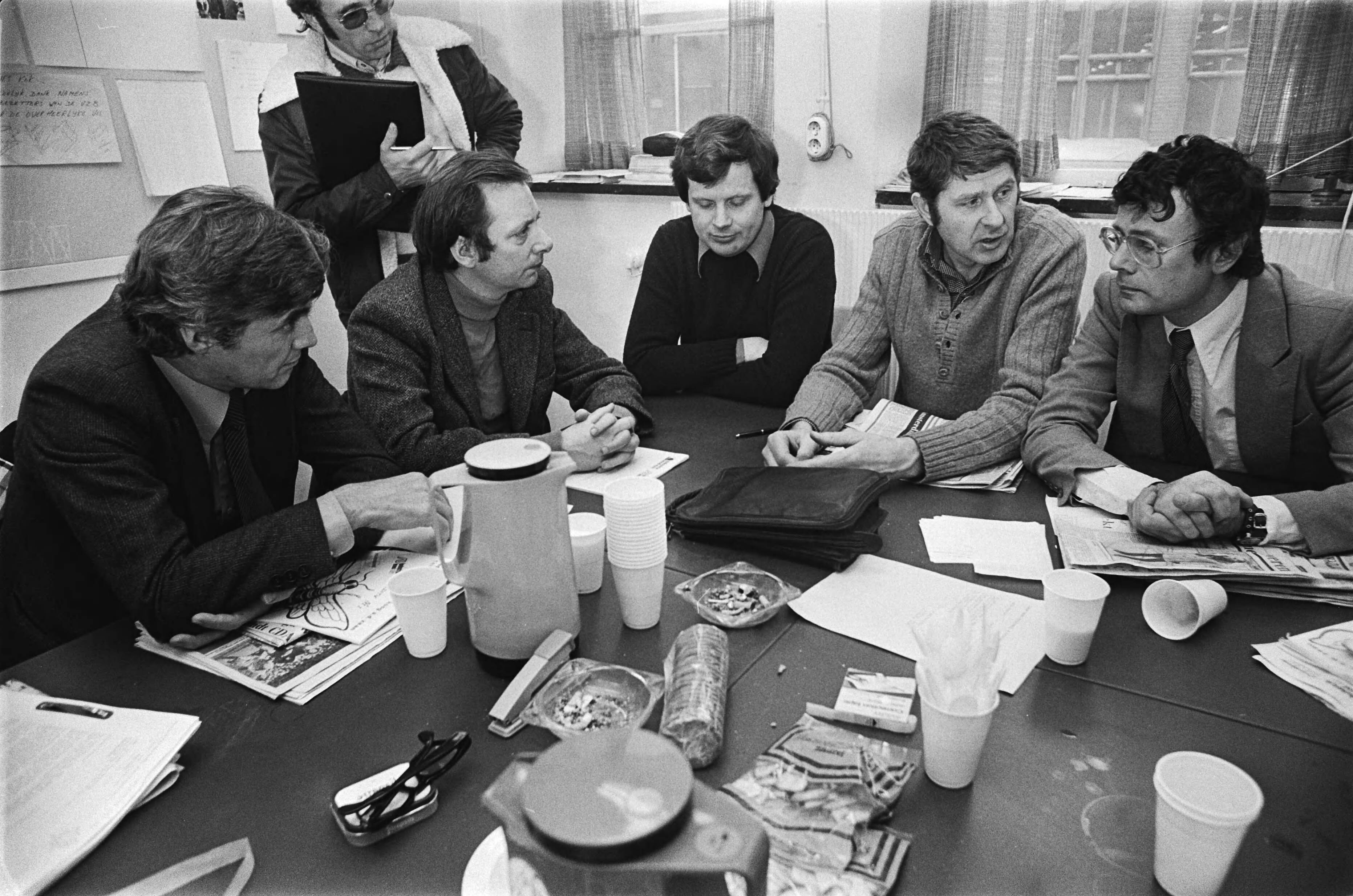 Fotocollectie Anefo — Bezetting fabriek Zetmeelgroep West van KSH in Koog aan de Zaan ; actievoerders praten met PvdA Kamerleden — Foto: Suyk, Koen / Anefo. Licentie: Set B: Rechtenvrij / Publiek Domein. Bron: Nationaal Archief. http://hdl.handle.net/10648/acadd39c-d0b4-102d-bcf8-003048976d84