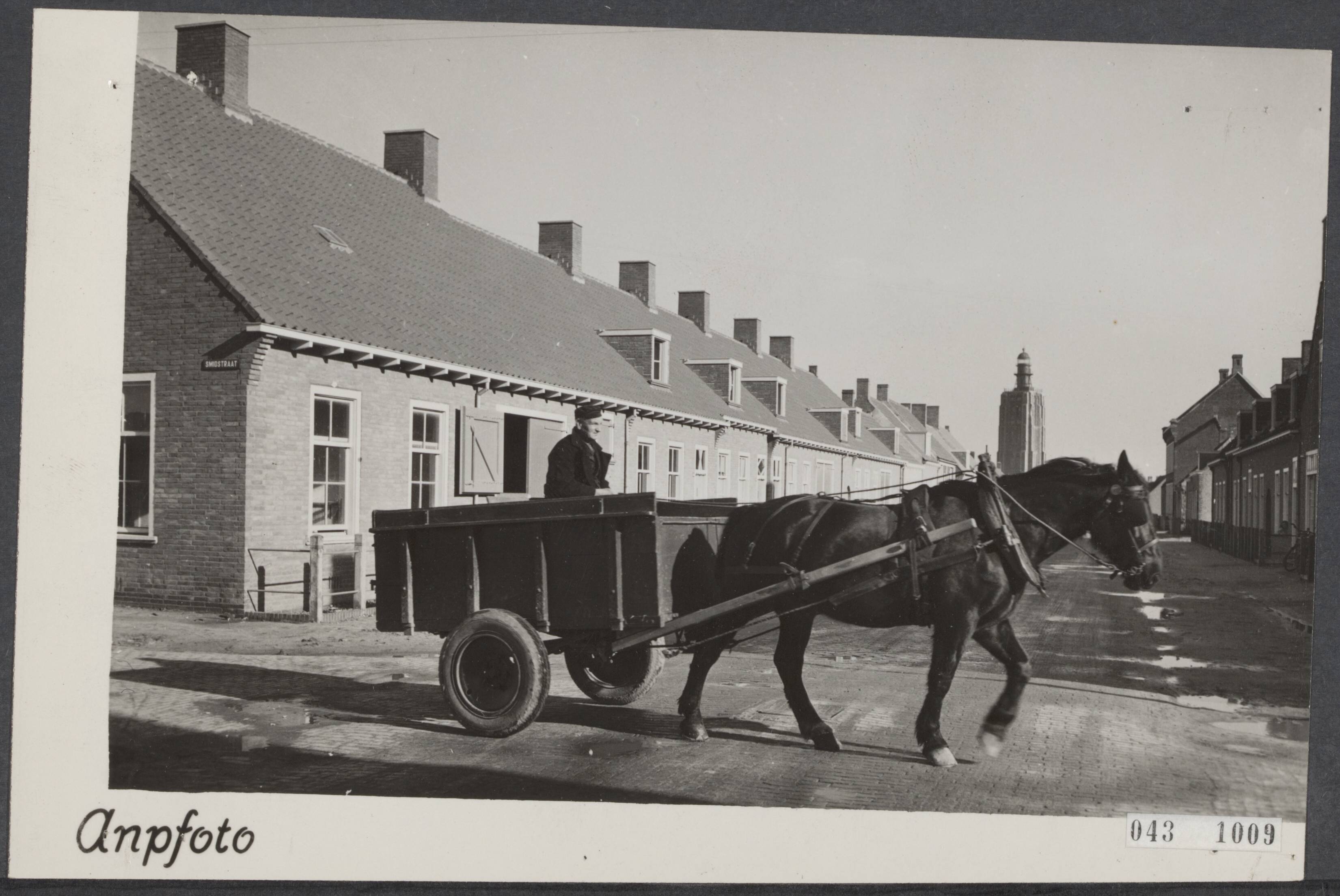 Fotocollectie Elsevier Binnenland — Wederopbouw op Walcheren. Door oorlogshandelingen zijn in Westkapelle 75 % der huizen verloren gegaan. Een straat met juist voltooide huizen, op de achtergrond de vuurtoren — Foto: ANP / RVD of rechtenvrij. Licentie: Set B: Rechtenvrij / Publiek Domein. Bron: Nationaal Archief. http://hdl.handle.net/10648/adf9d26e-d0b4-102d-bcf8-003048976d84