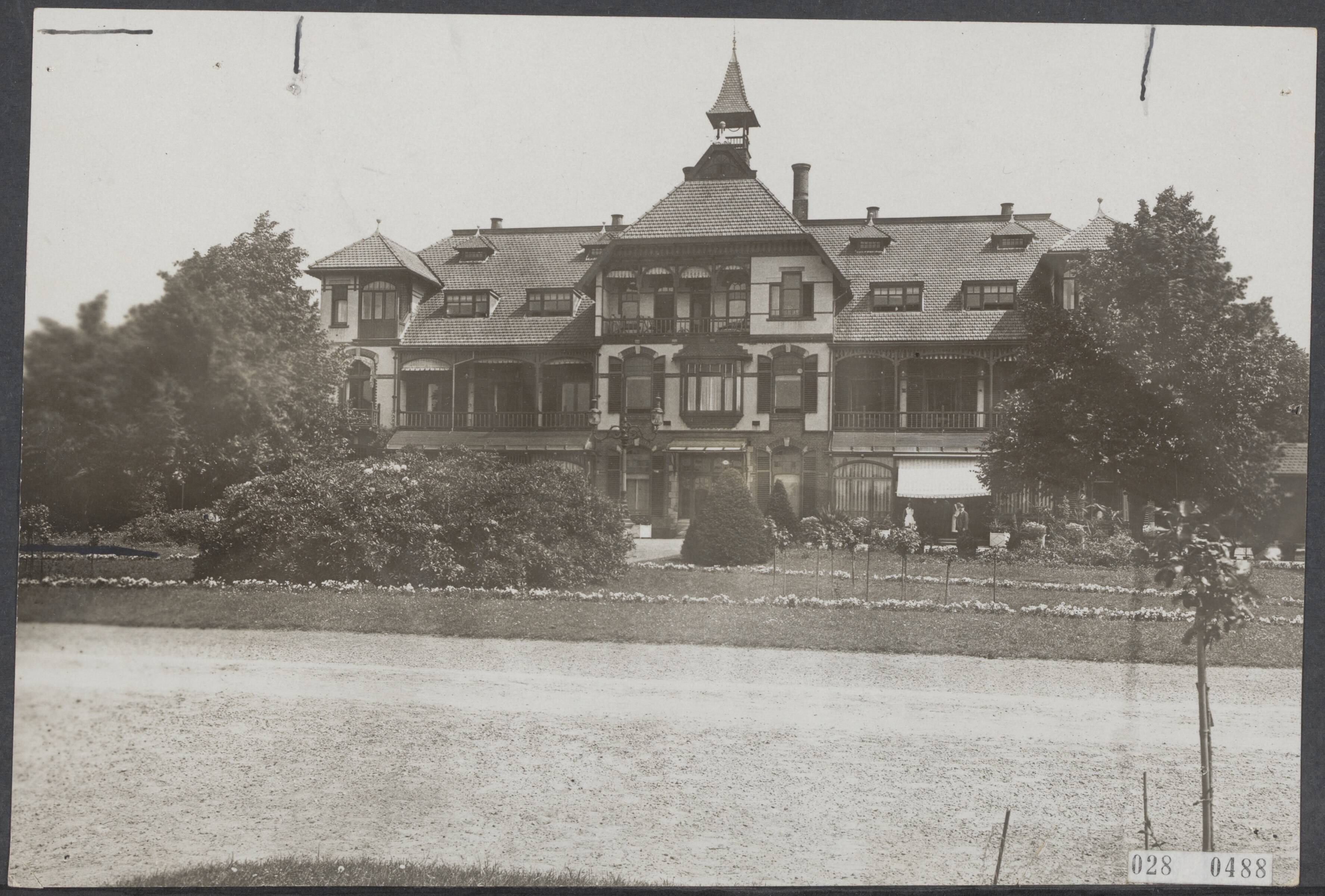 Fotocollectie Elsevier Binnenland — Het Christelijk Sanatorium voor Zenuwlijders te Zeist viert haar 20-jarig bestaan. Het Sanatorium — Foto: Fotopersbureau "Holland". Licentie: Set B: Rechtenvrij / Publiek Domein. Bron: Nationaal Archief. http://hdl.handle.net/10648/adddf1a2-d0b4-102d-bcf8-003048976d84