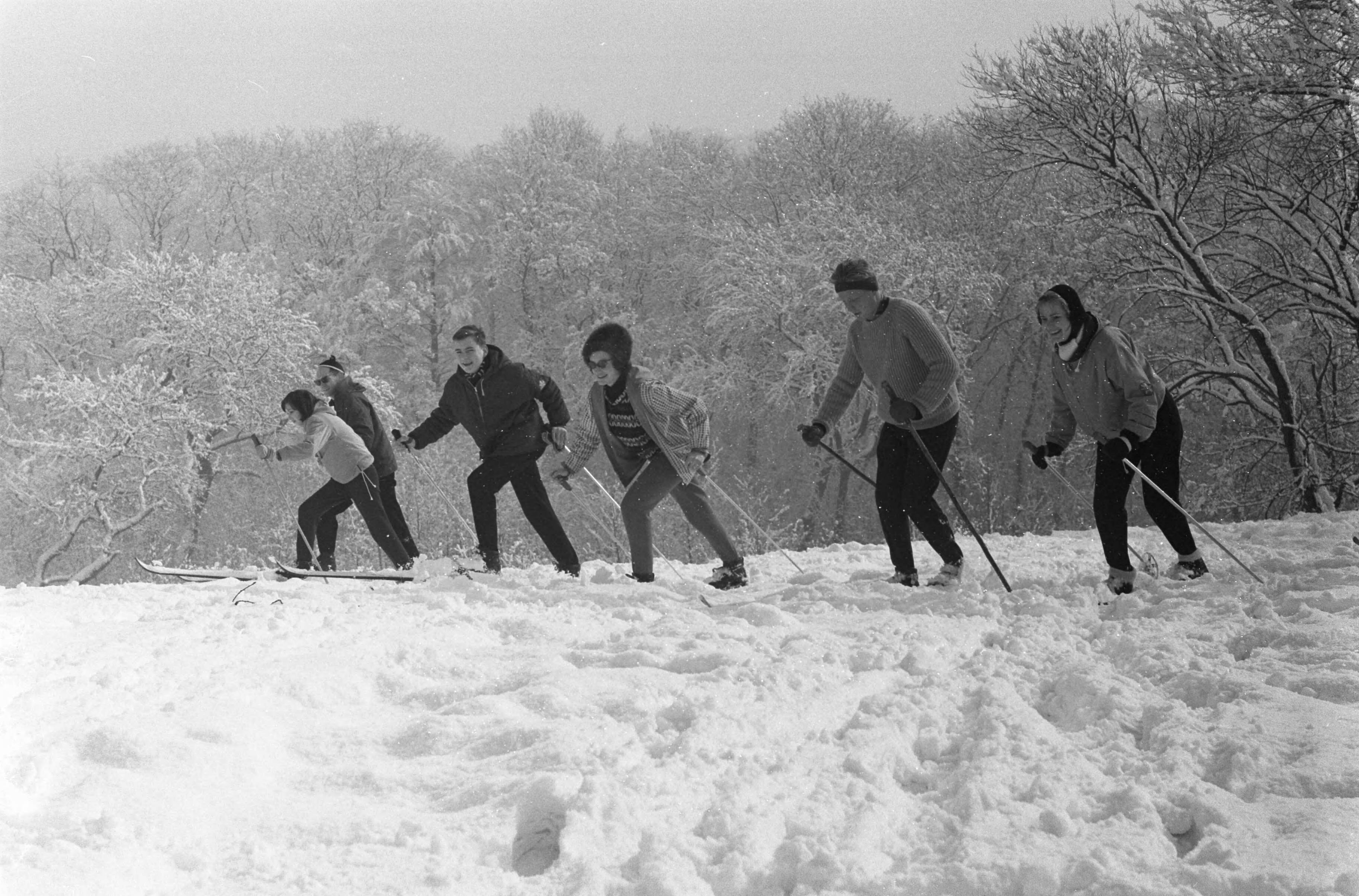 Fotocollectie Anefo — Wintersport op de Blinkert in Overveen — Foto: Pot, Harry / Anefo. Licentie: Set B: Rechtenvrij / Publiek Domein. Bron: Nationaal Archief. http://hdl.handle.net/10648/a9fb60c4-d0b4-102d-bcf8-003048976d84