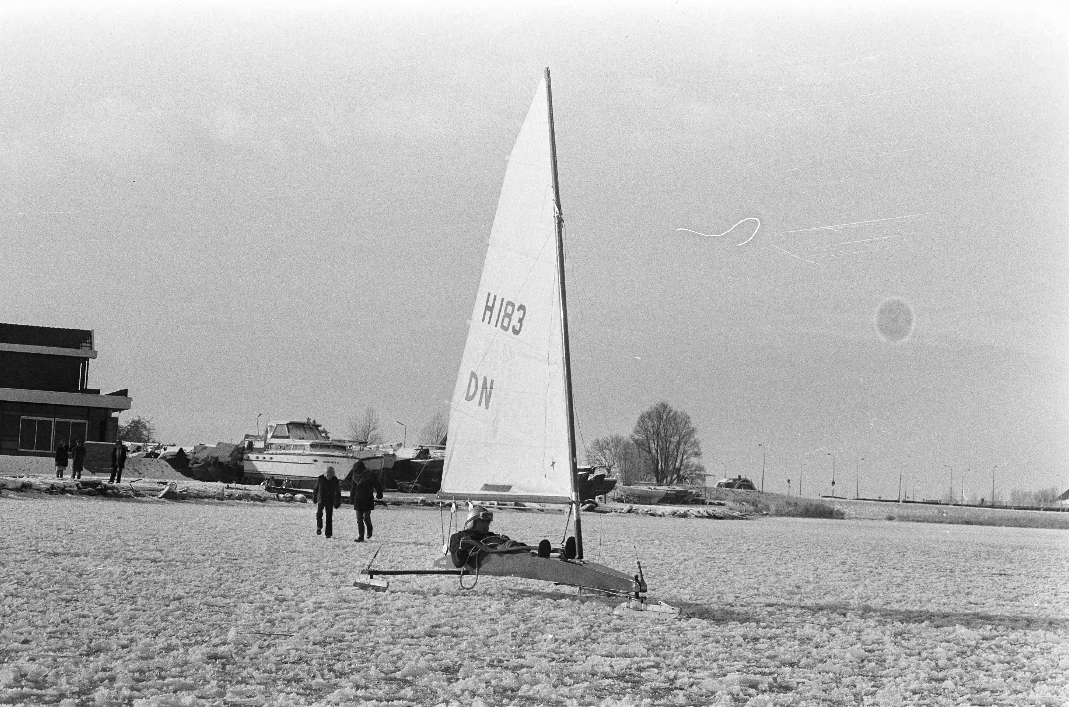 Wintertaferelen — Sneeuw- en ijspret; ijszeilen op de Gouwzee — Foto: Fotograaf Onbekend / Anefo. Licentie: Set B: Rechtenvrij / Publiek Domein. Bron: Nationaal Archief. http://hdl.handle.net/10648/ac3de5fa-d0b4-102d-bcf8-003048976d84