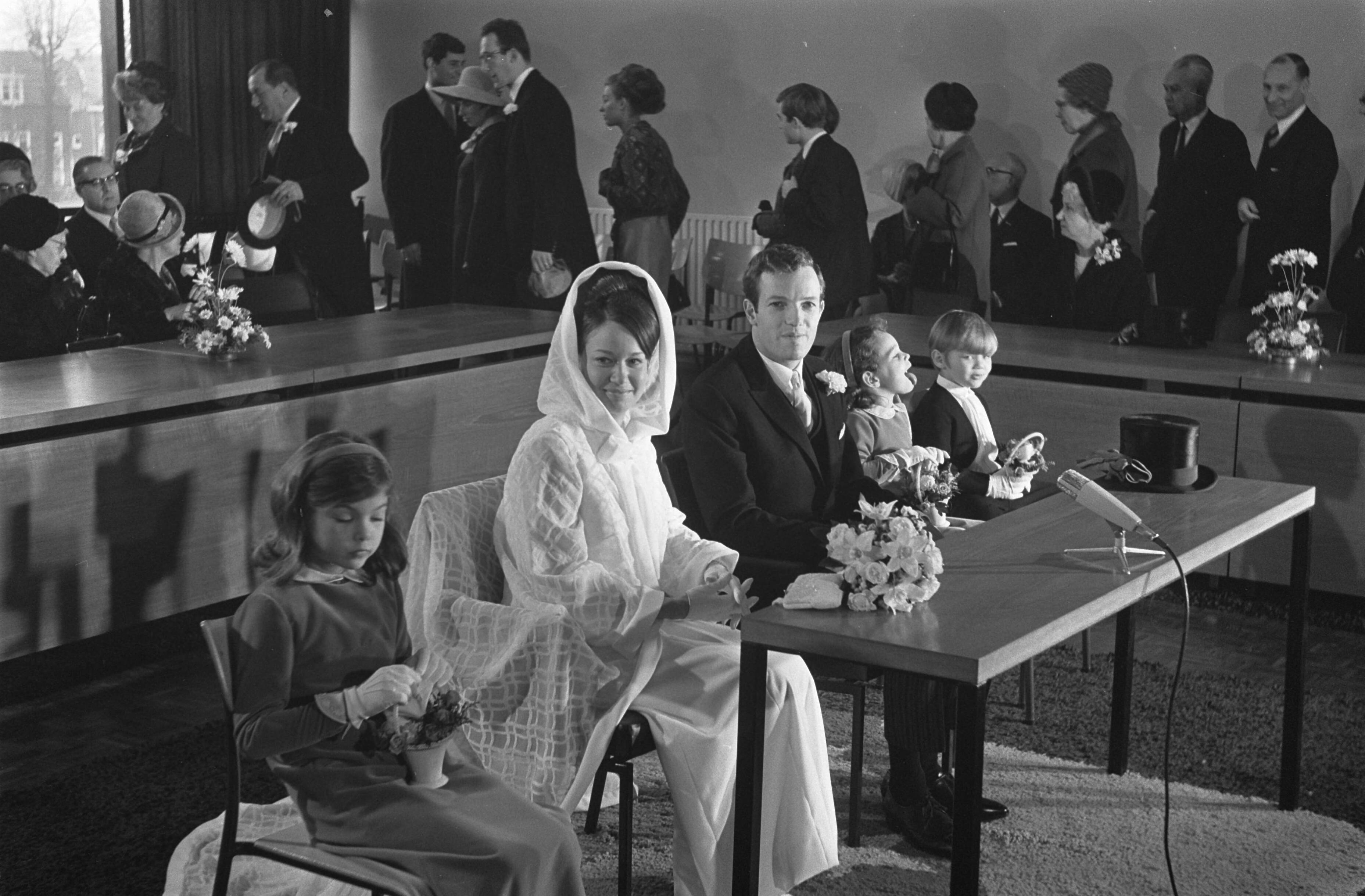Fotocollectie Anefo — Huwelijk Tom Okker met Annemarie Wanschers te Hazerswoude — Foto: Evers, Joost / Anefo. Licentie: Set B: Rechtenvrij / Publiek Domein. Bron: Nationaal Archief. http://hdl.handle.net/10648/ab58f9cc-d0b4-102d-bcf8-003048976d84