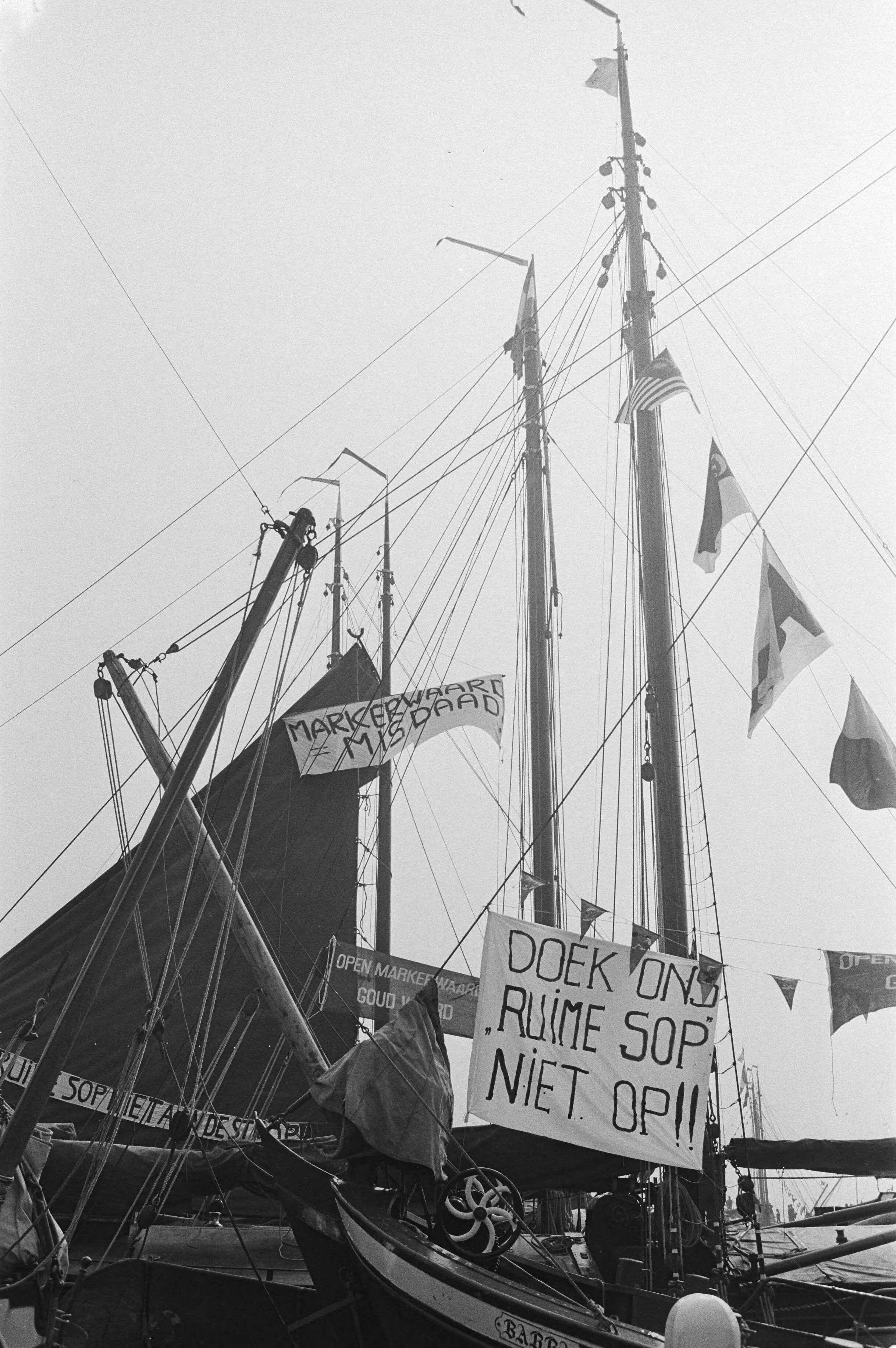 Manifestatie in Volendam van de Rand- en IJsselmeervissers voor het openhouden van de Markerwaard — Op spandoeken staat: "Markerwaard Misdaad" en "Doek ons ruime sop niet op" — Foto: Bogaerts, Rob / Anefo. Licentie: Set B: Rechtenvrij / Publiek Domein. Bron: Nationaal Archief. http://hdl.handle.net/10648/acd07cf8-d0b4-102d-bcf8-003048976d84