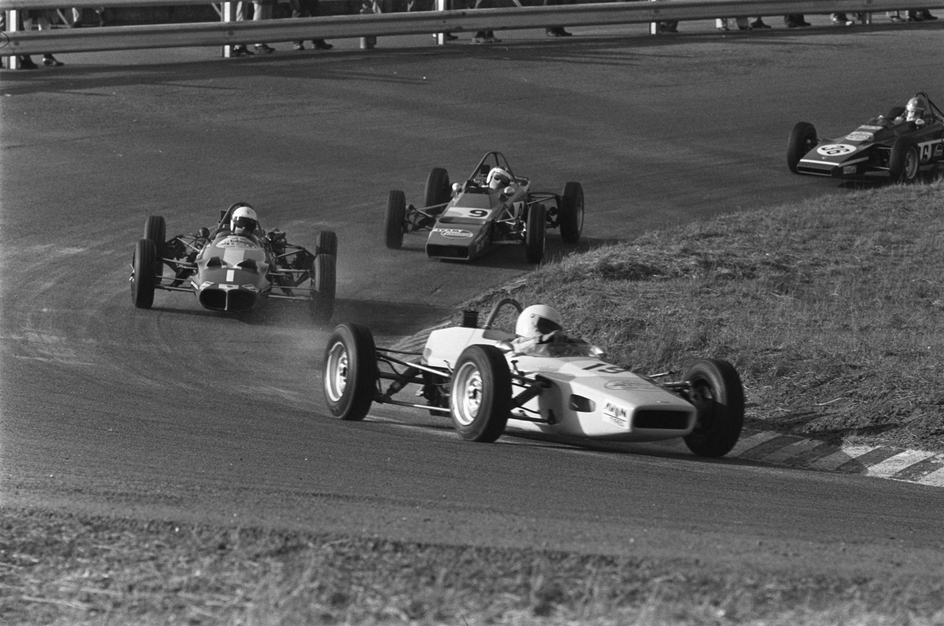 Fotocollectie Anefo — Autoraces op Zandvoort, Paasraces: Formule Ford races. — Foto: Koch, Eric / Anefo. Licentie: Set B: Rechtenvrij / Publiek Domein. Bron: Nationaal Archief. http://hdl.handle.net/10648/ab9254ce-d0b4-102d-bcf8-003048976d84