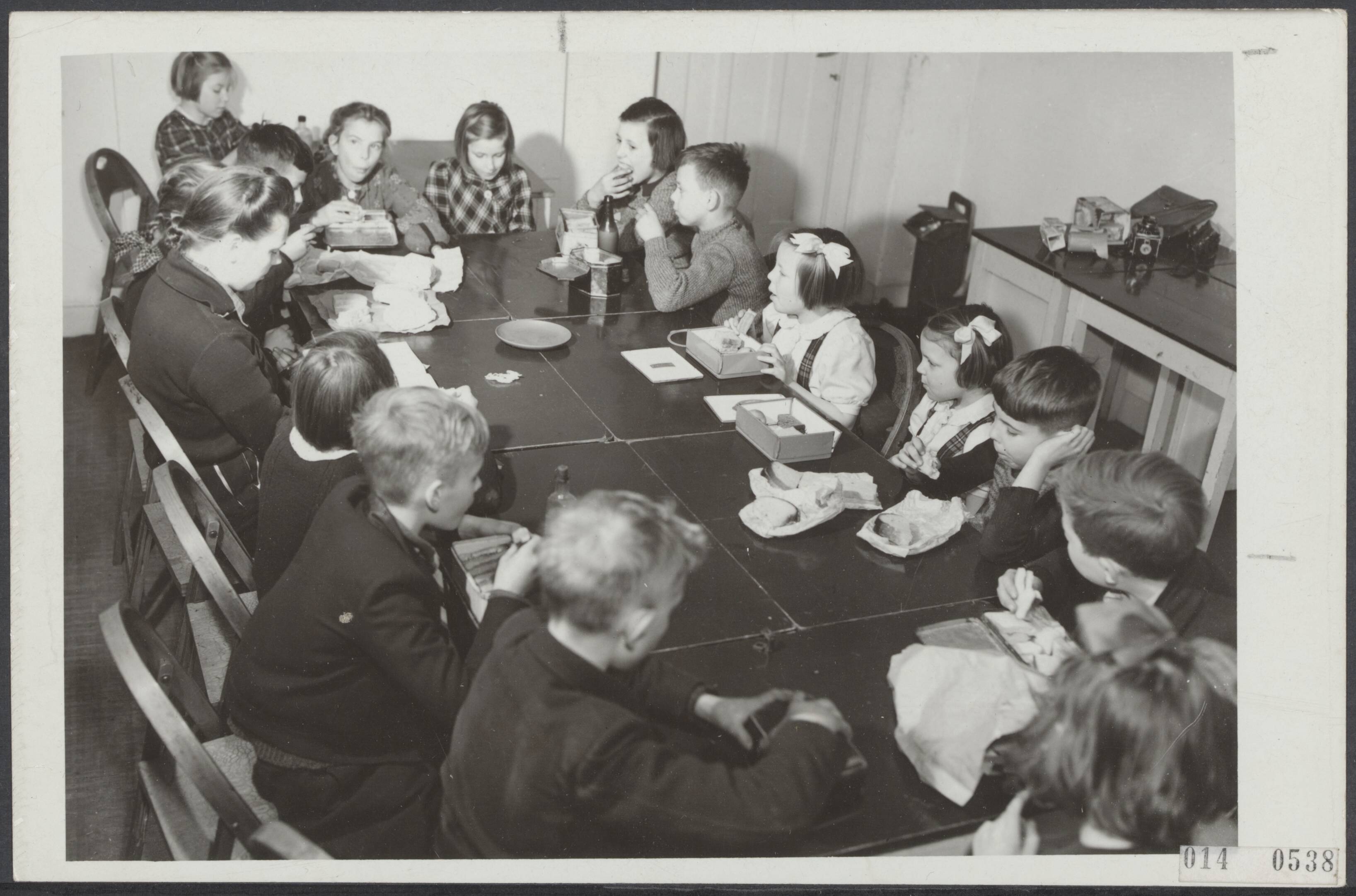 Fotocollectie Elsevier Binnenland — Prinses Beatrix en prinses Irene nuttigen broodmaaltijd op Kindergemeenschap De Werkplaats, de experimentele school van Kees Boeke te Bilthoven — Foto: Breijer, Charles / Anefo. Licentie: Set B: Rechtenvrij / Publiek Domein. Bron: Nationaal Archief. http://hdl.handle.net/10648/adb0f242-d0b4-102d-bcf8-003048976d84