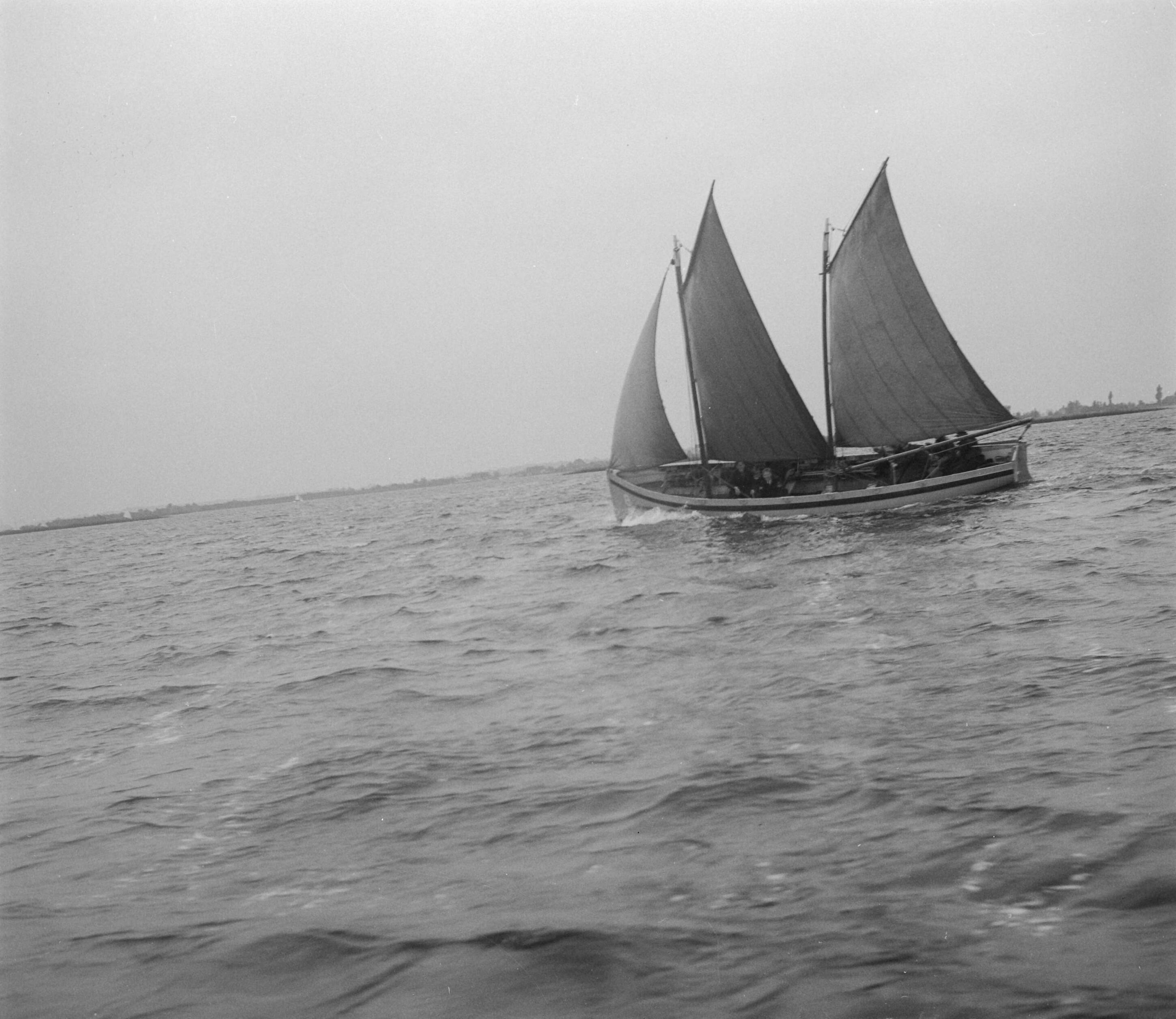 Fotocollectie Anefo — Zeilwedstrijd te Loosdrecht — Foto: Oorschot, […] van / Anefo. Licentie: Set B: Rechtenvrij / Publiek Domein. Bron: Nationaal Archief. http://hdl.handle.net/10648/a8de933c-d0b4-102d-bcf8-003048976d84