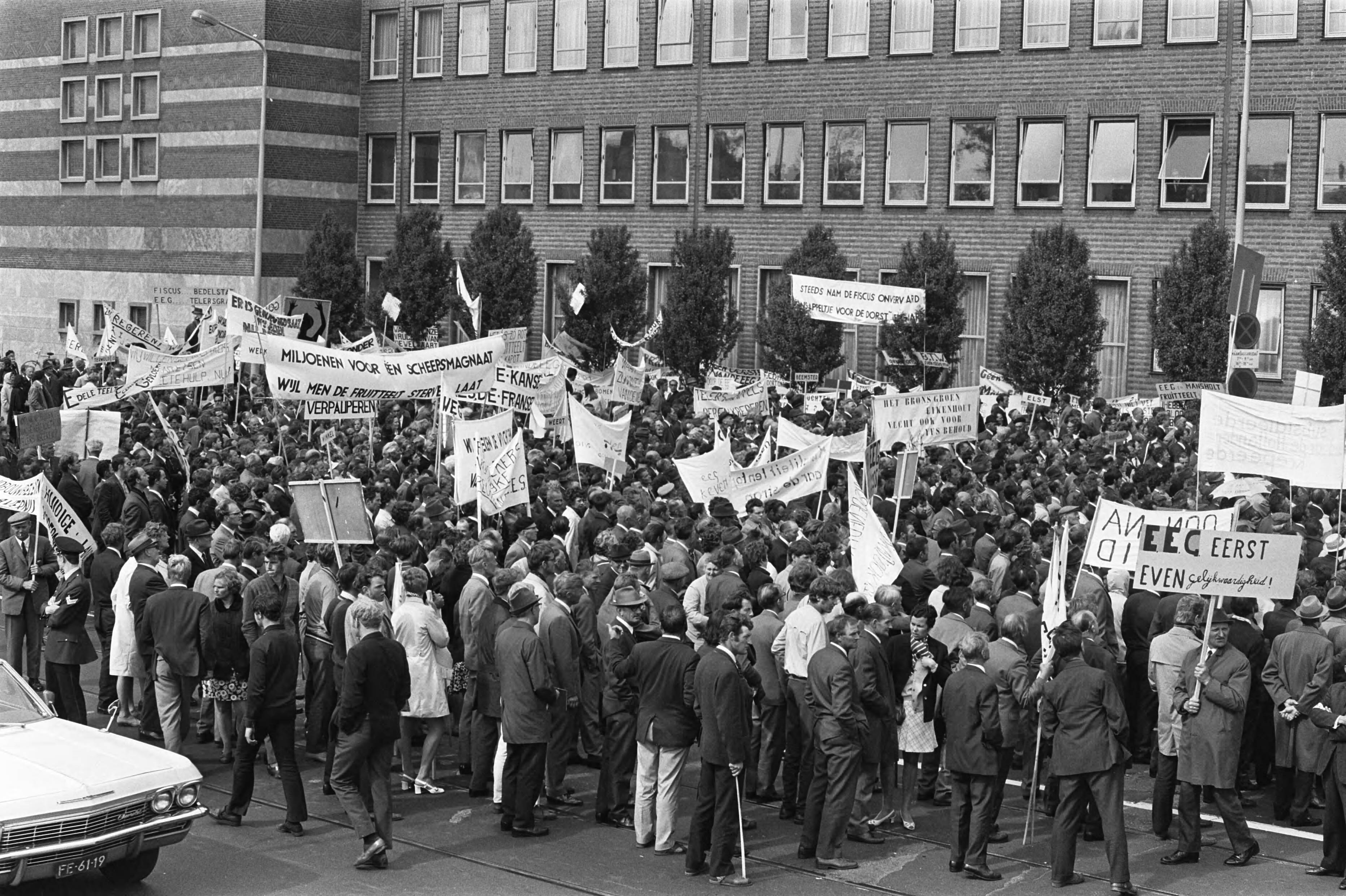 Fotocollectie Anefo — Fruittelers demonstreren met borden in Den Haag ; demonstranten voor Ministerie van Landbouw — Foto: Evers, Joost / Anefo. Licentie: Set B: Rechtenvrij / Publiek Domein. Bron: Nationaal Archief. http://hdl.handle.net/10648/ab980b6c-d0b4-102d-bcf8-003048976d84