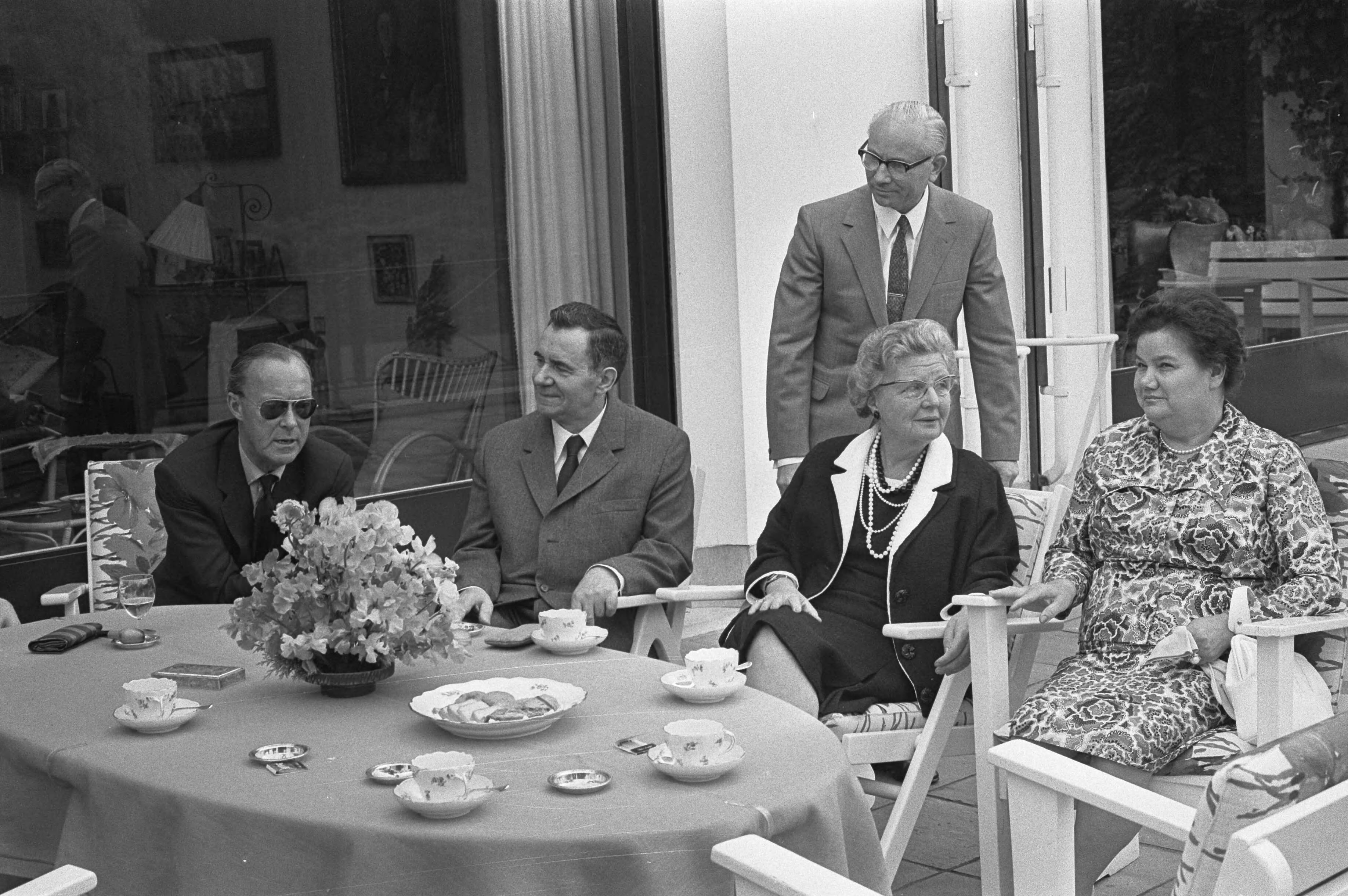 Koningin Juliana ontvangt Russische Minister van Buitenlandse Zaken, Gromyko, op Soestdijk — Aan tafel op het terras v.l.n.r. prins Bernhard, minister Gromyko, koningin Juliana en mevrouw Gromyko, — Foto: Fotograaf Onbekend / Anefo. Licentie: Set B: Rechtenvrij / Publiek Domein. Bron: Nationaal Archief. http://hdl.handle.net/10648/abeee6bc-d0b4-102d-bcf8-003048976d84