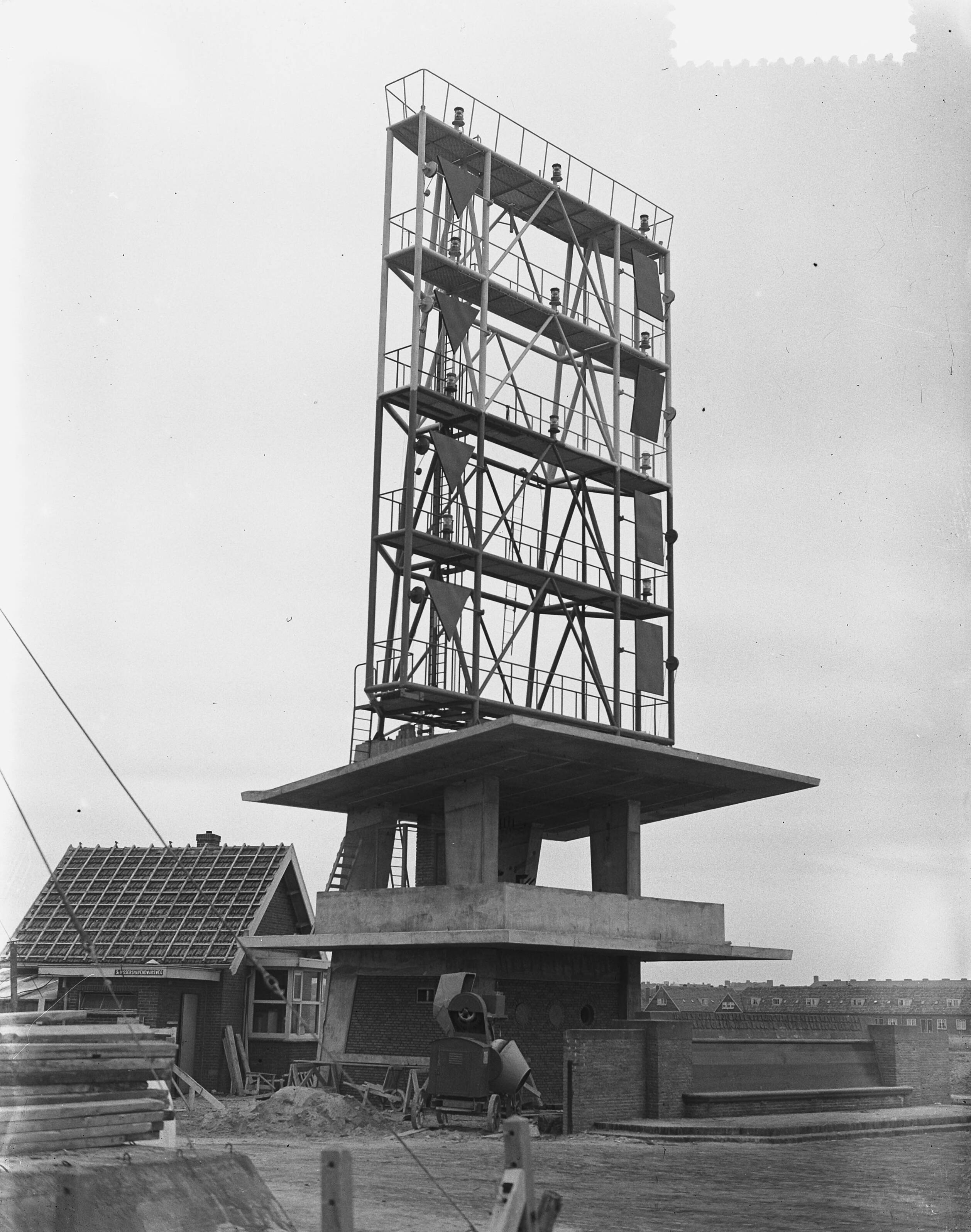 Fotocollectie Anefo — Nieuwe Semafoor in aanbouw te Scheveningen — Foto: Duinen, H. van / Anefo. Licentie: Set B: Rechtenvrij / Publiek Domein. Bron: Nationaal Archief. http://hdl.handle.net/10648/a919eeaa-d0b4-102d-bcf8-003048976d84