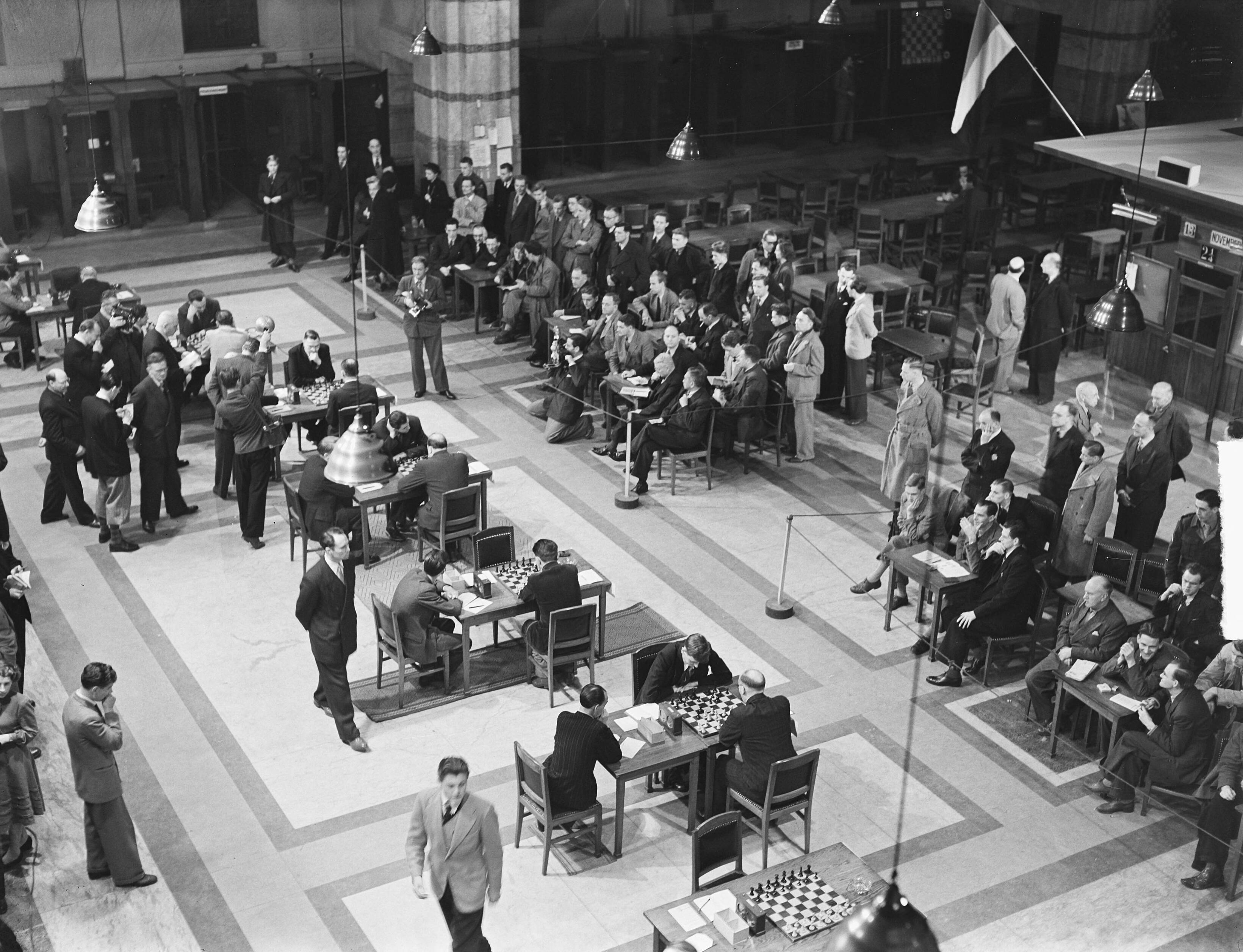 Wereldschaaktoernooi te Amsterdam eerste dag — Wereldschaaktoernooi te Amsterdam, eerste dag; overzicht — Foto: Pot, Harry / Anefo. Licentie: Set B: Rechtenvrij / Publiek Domein. Bron: Nationaal Archief. http://hdl.handle.net/10648/a8e21bb0-d0b4-102d-bcf8-003048976d84