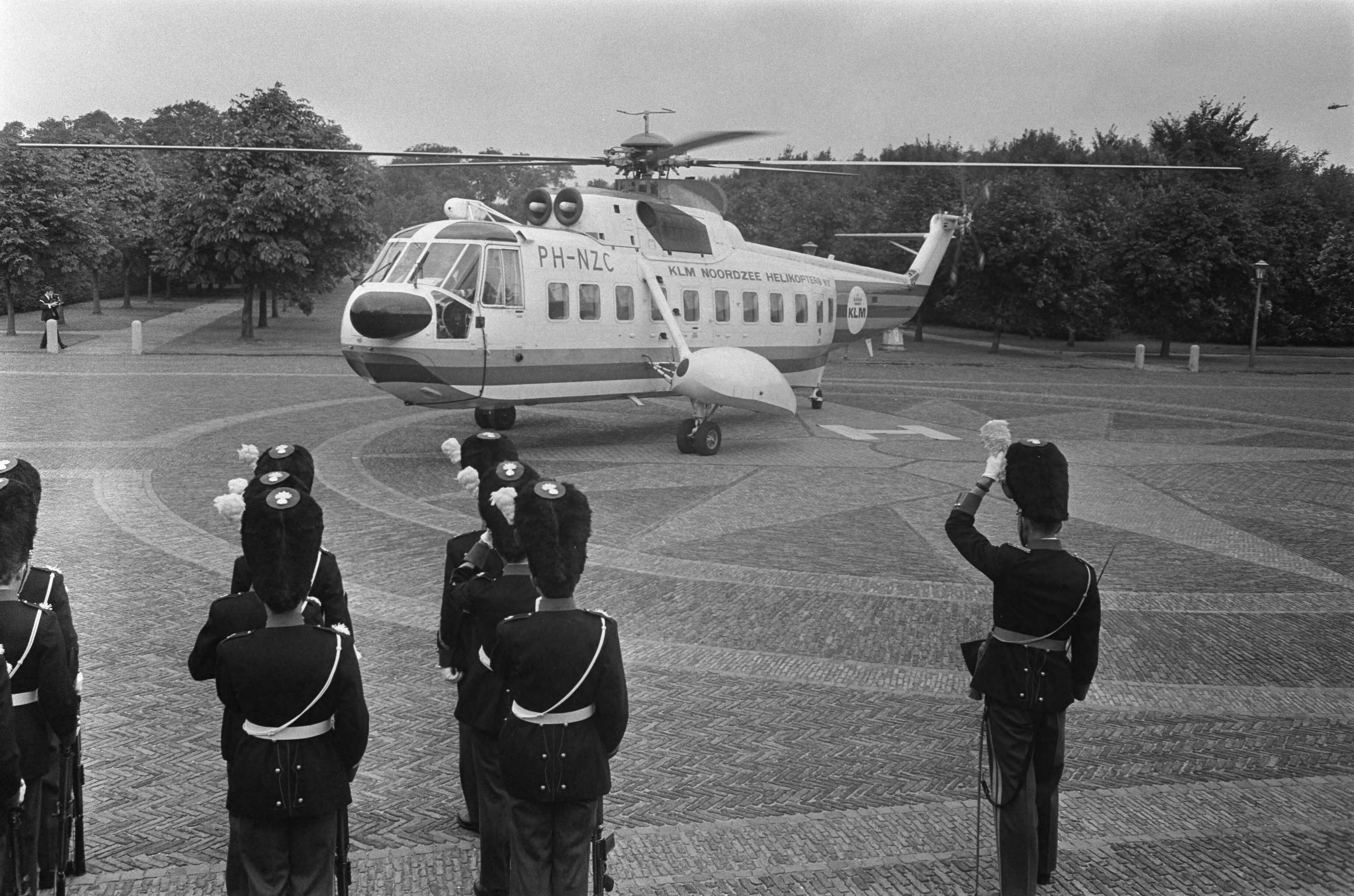 Fotocollectie Anefo — President Soeharto komt per helikopter aan bij Huis ten Bosch te Den Haag — Foto: Evers, Joost / Anefo. Licentie: Set B: Rechtenvrij / Publiek Domein. Bron: Nationaal Archief. http://hdl.handle.net/10648/aba21aee-d0b4-102d-bcf8-003048976d84