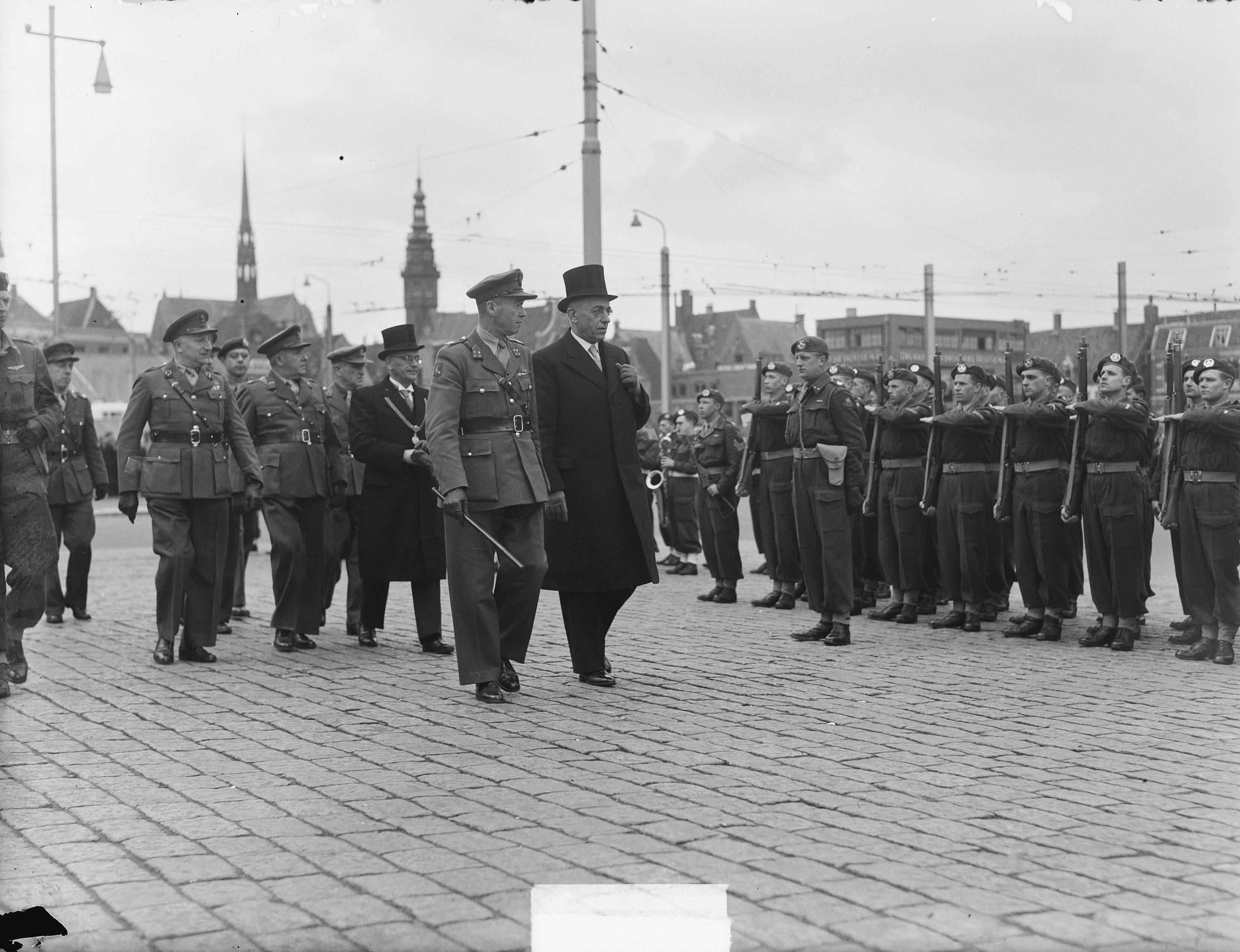 Fotocollectie Anefo — Defilé en Inspectie VOC (Wezep) te Groningen. Inspectie door generaal-majoor H.J. Dürst Britt en Commissaris der Koningin in Groningen Edzo Hommo Ebels — Foto: Oorschot, […] van / Anefo. Licentie: Set B: Rechtenvrij / Publiek Domein. Bron: Nationaal Archief. http://hdl.handle.net/10648/a8d6cddc-d0b4-102d-bcf8-003048976d84